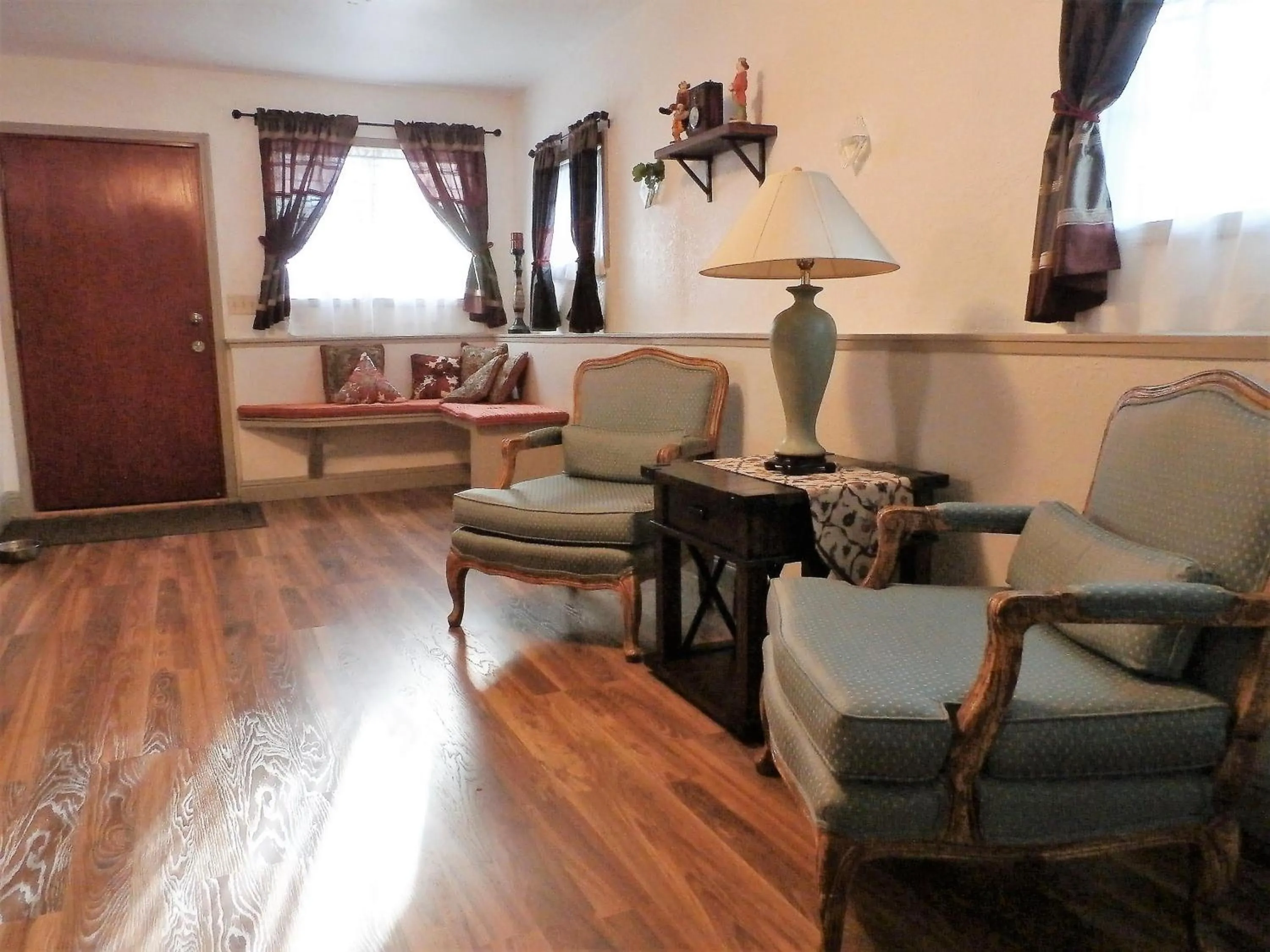 NEW CHARMING 2 BEDROOMS UNIT CLOSE TO EVERYTHING