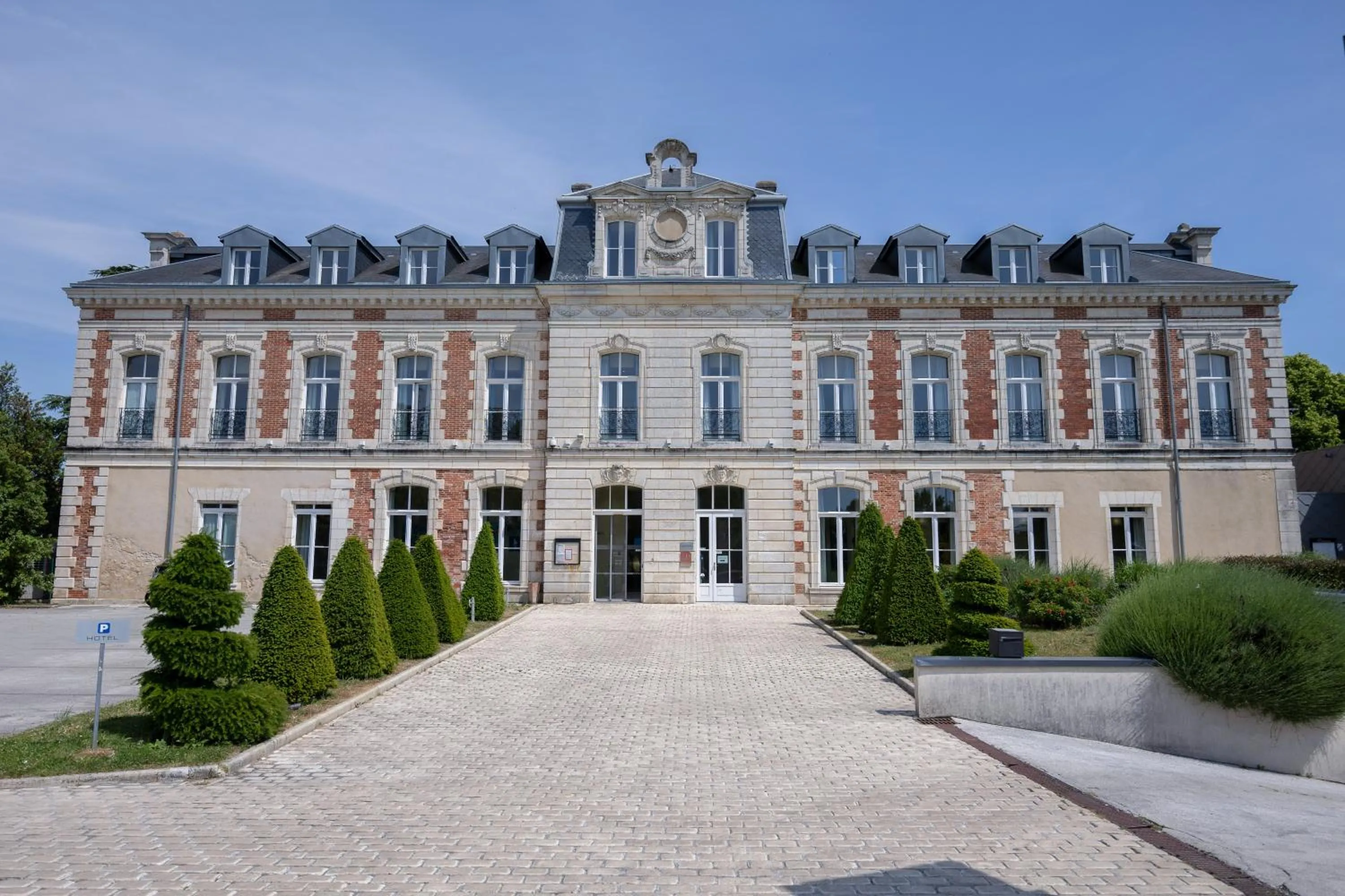 Property building in Hôtel et SPA du Château