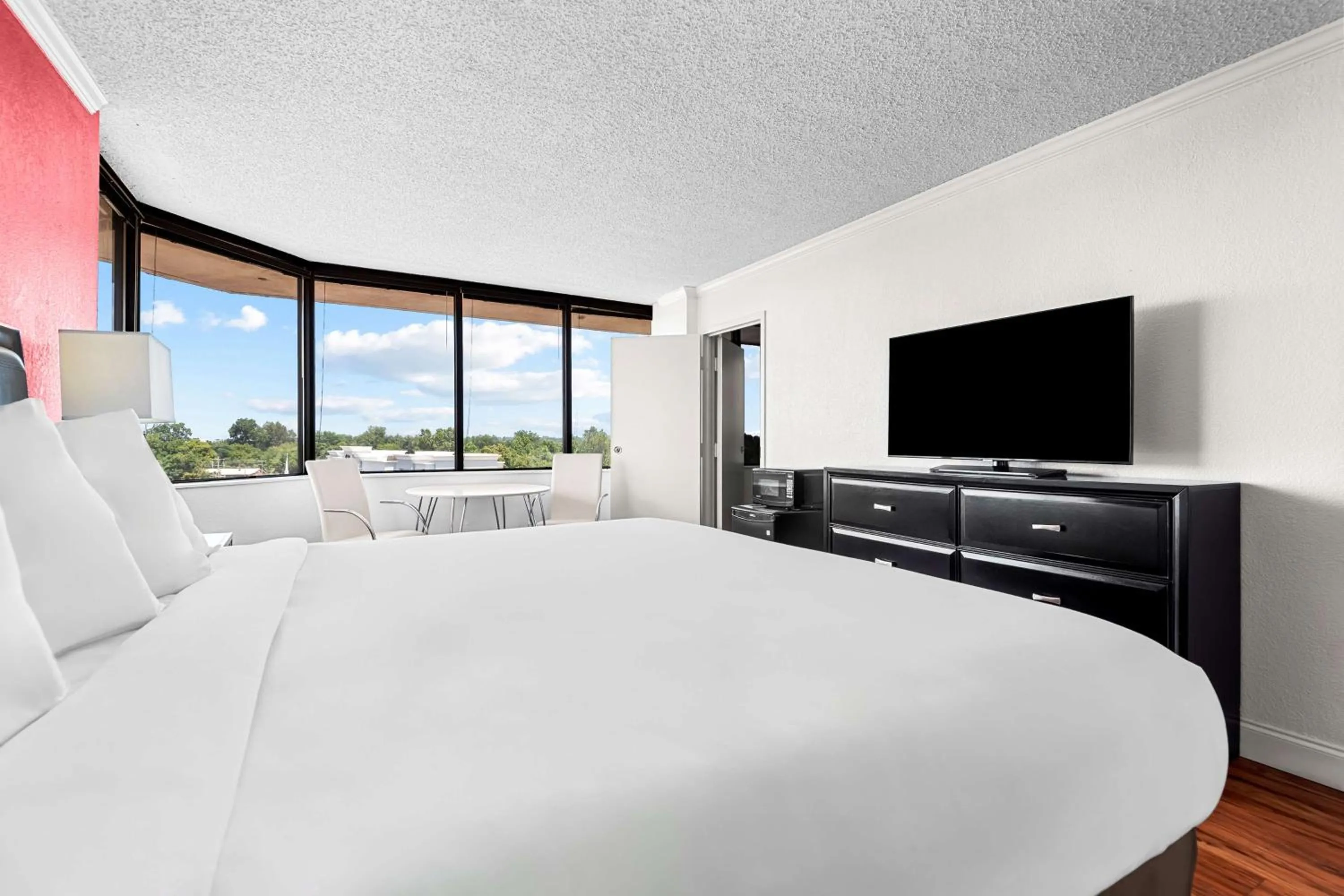 Photo of the whole room, Bed in Magnolia Bluffs, BW Signature Collection