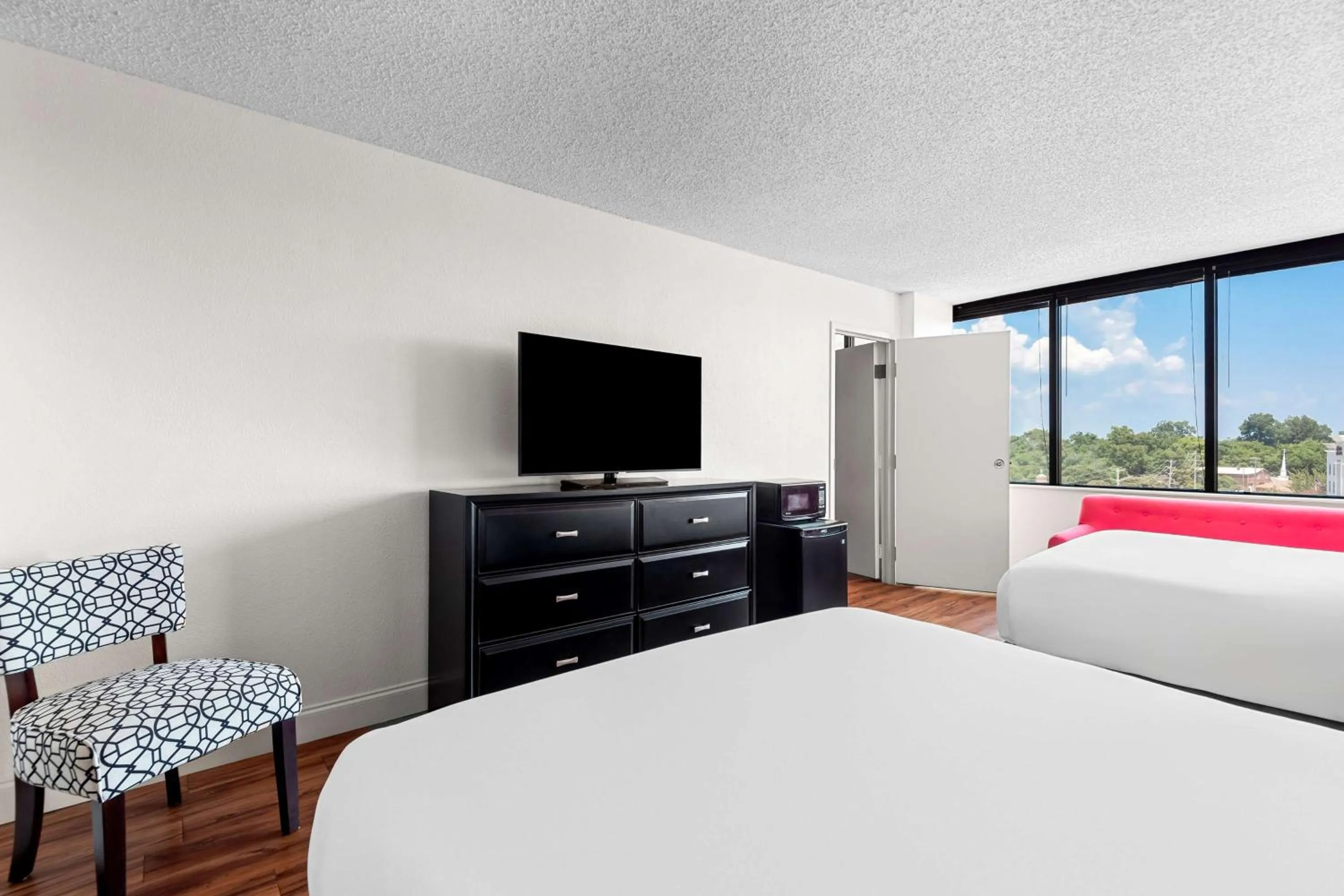 Photo of the whole room, Bed in Magnolia Bluffs, BW Signature Collection