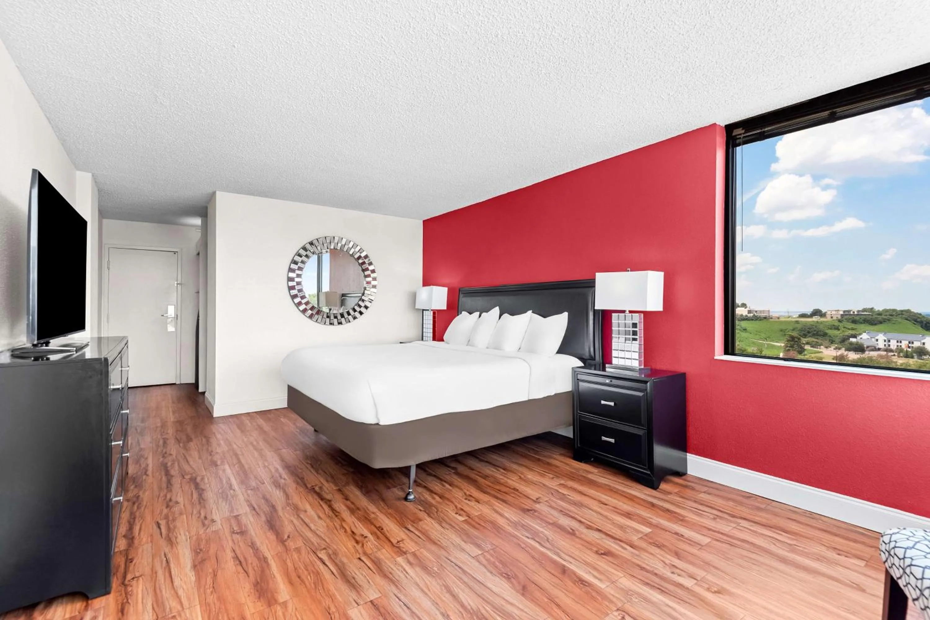 Photo of the whole room, Bed in Magnolia Bluffs, BW Signature Collection