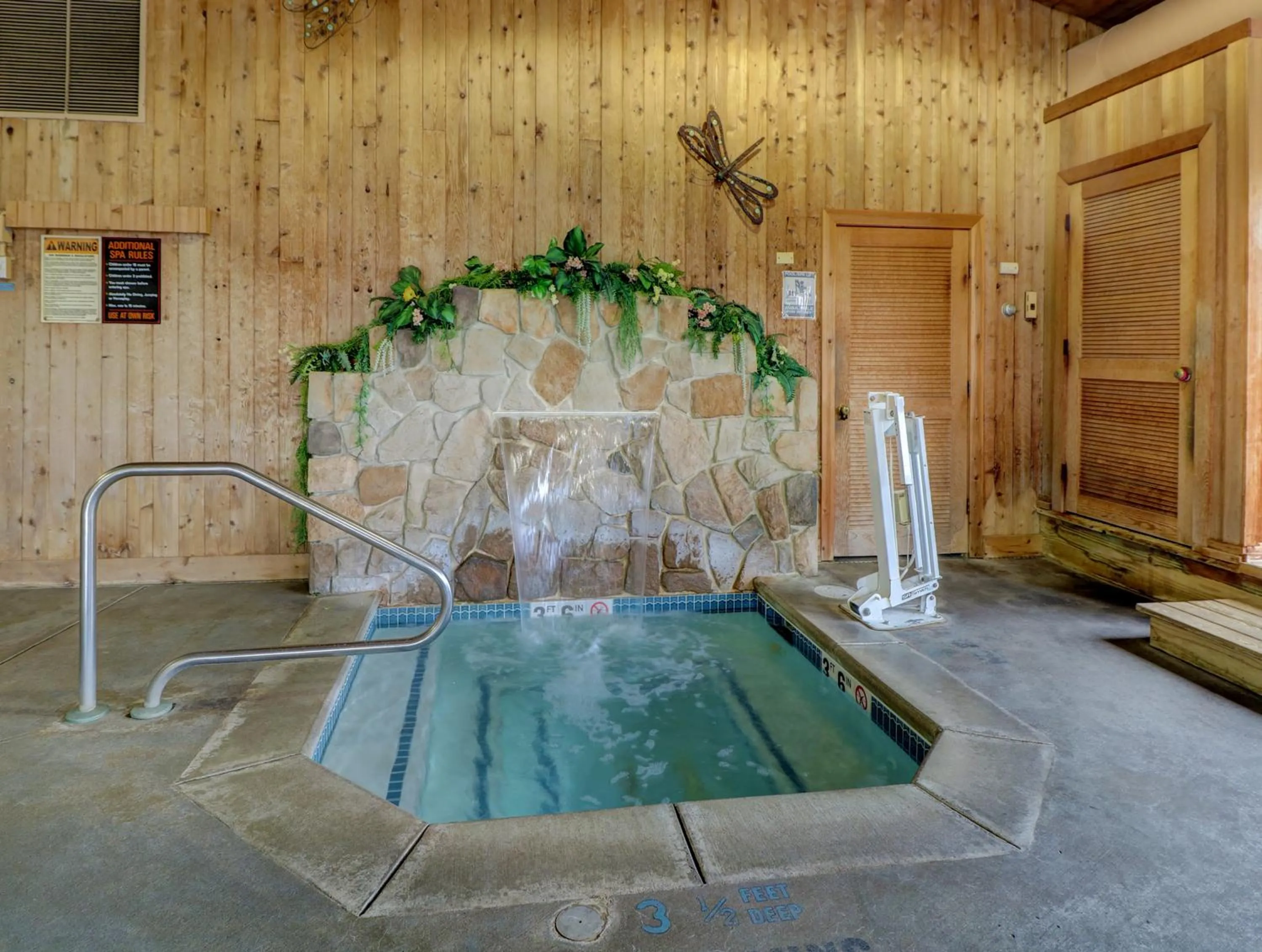 Hot Tub in Misty Harbor Resort
