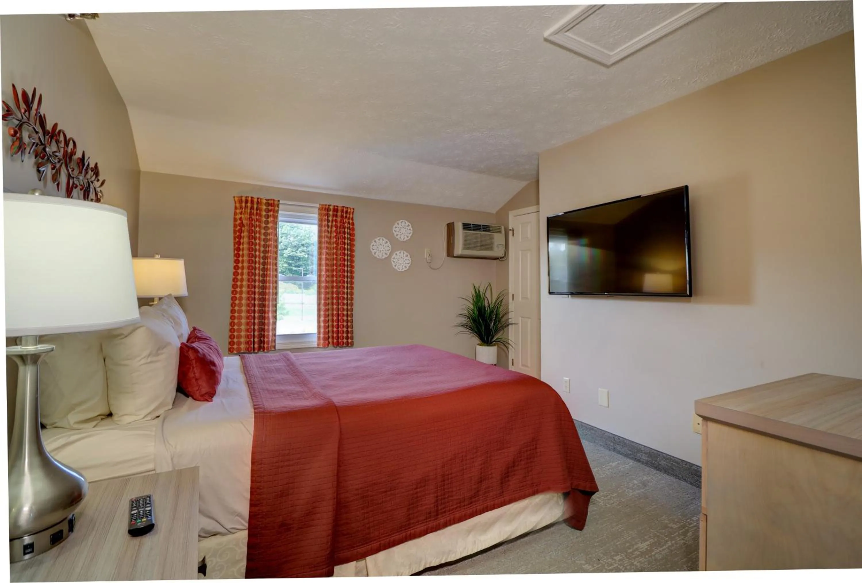 Bedroom, Bed in Misty Harbor Resort