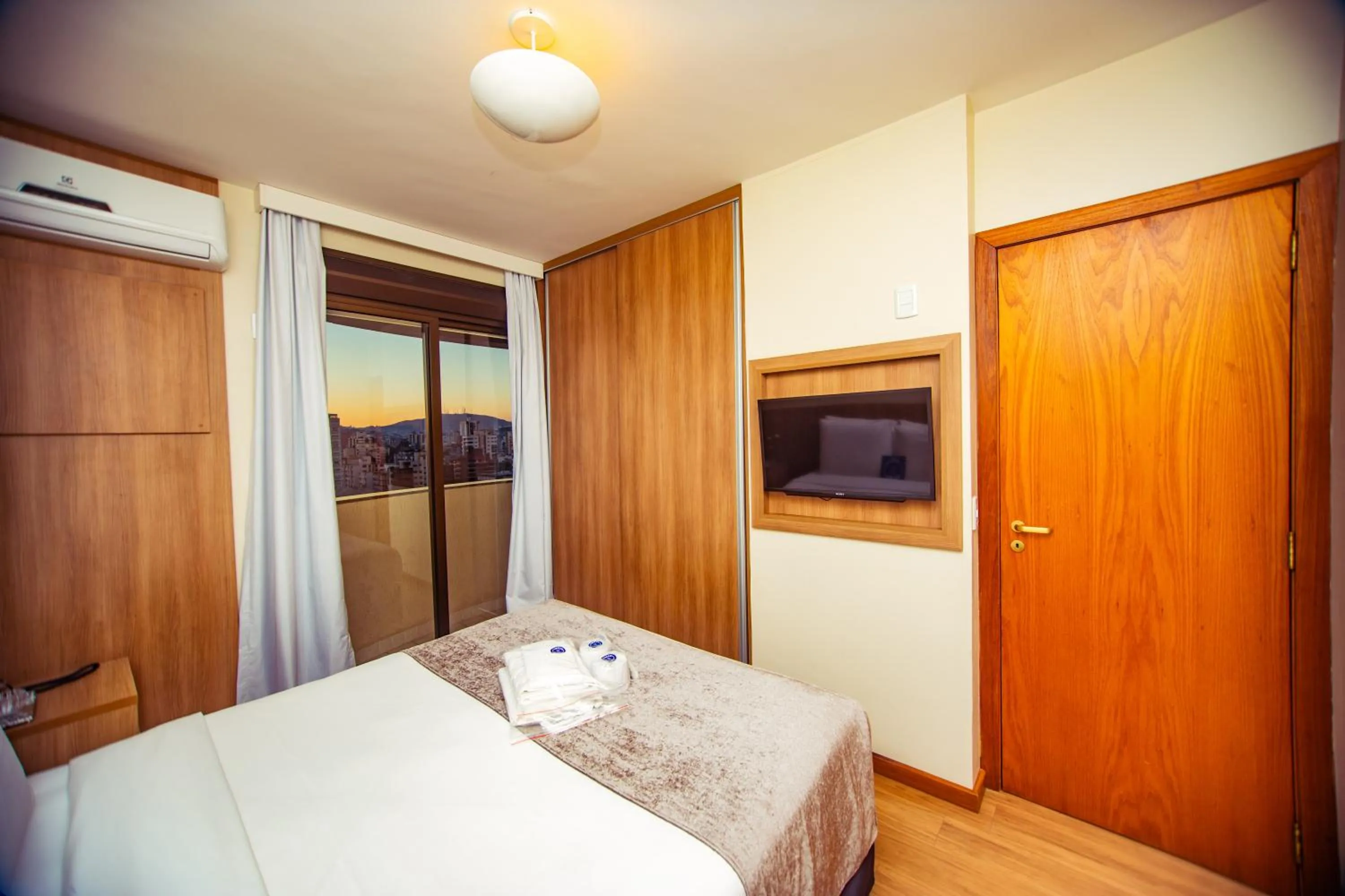 Photo of the whole room, Bed in Blue Tree Towers Millenium Porto Alegre