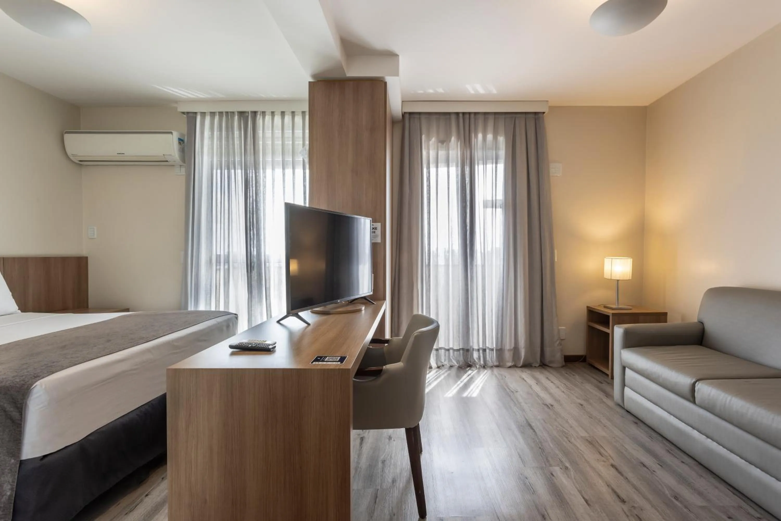 Living room, Bed in Blue Tree Towers Millenium Porto Alegre