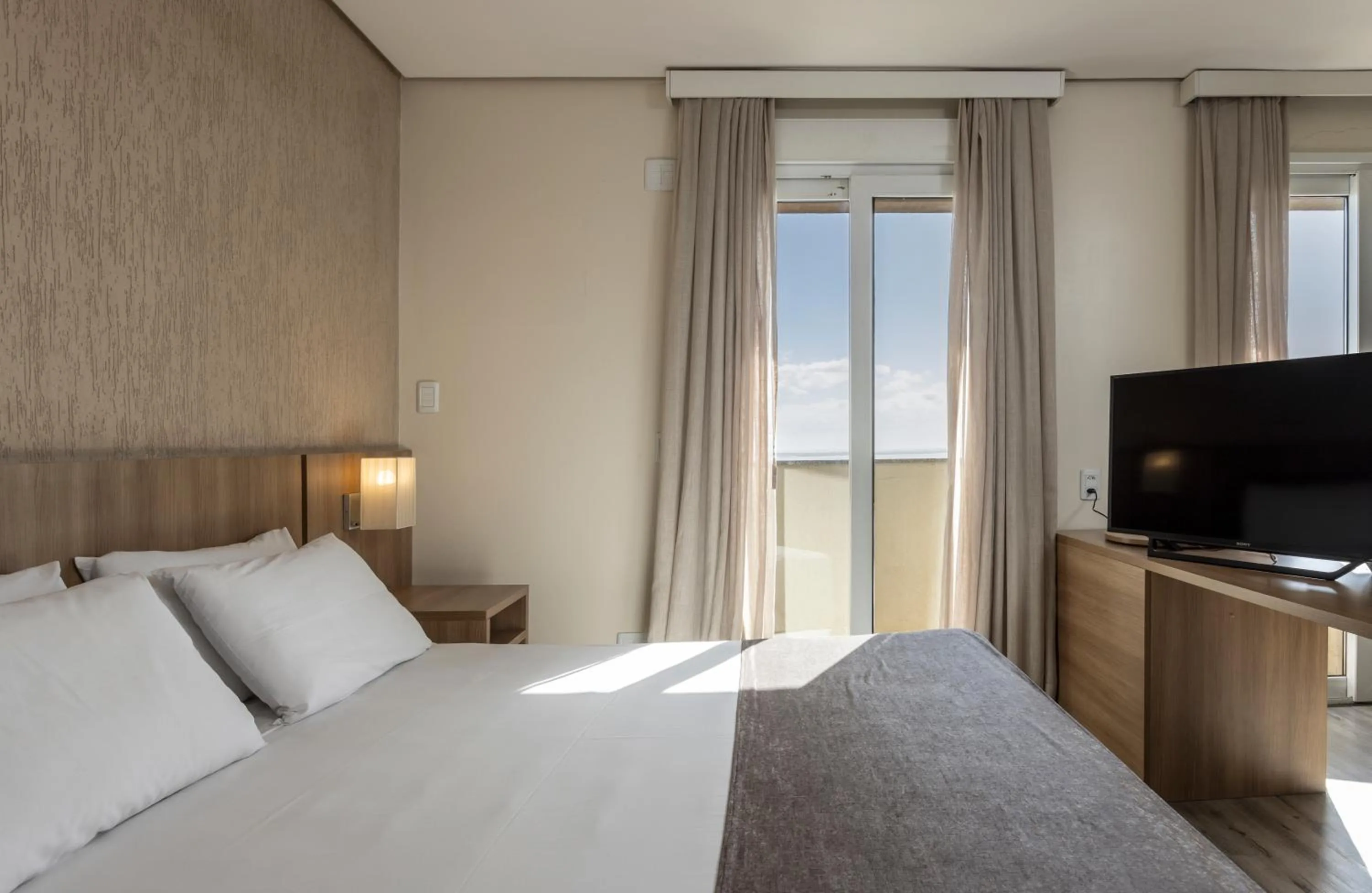 Photo of the whole room, Bed in Blue Tree Towers Millenium Porto Alegre