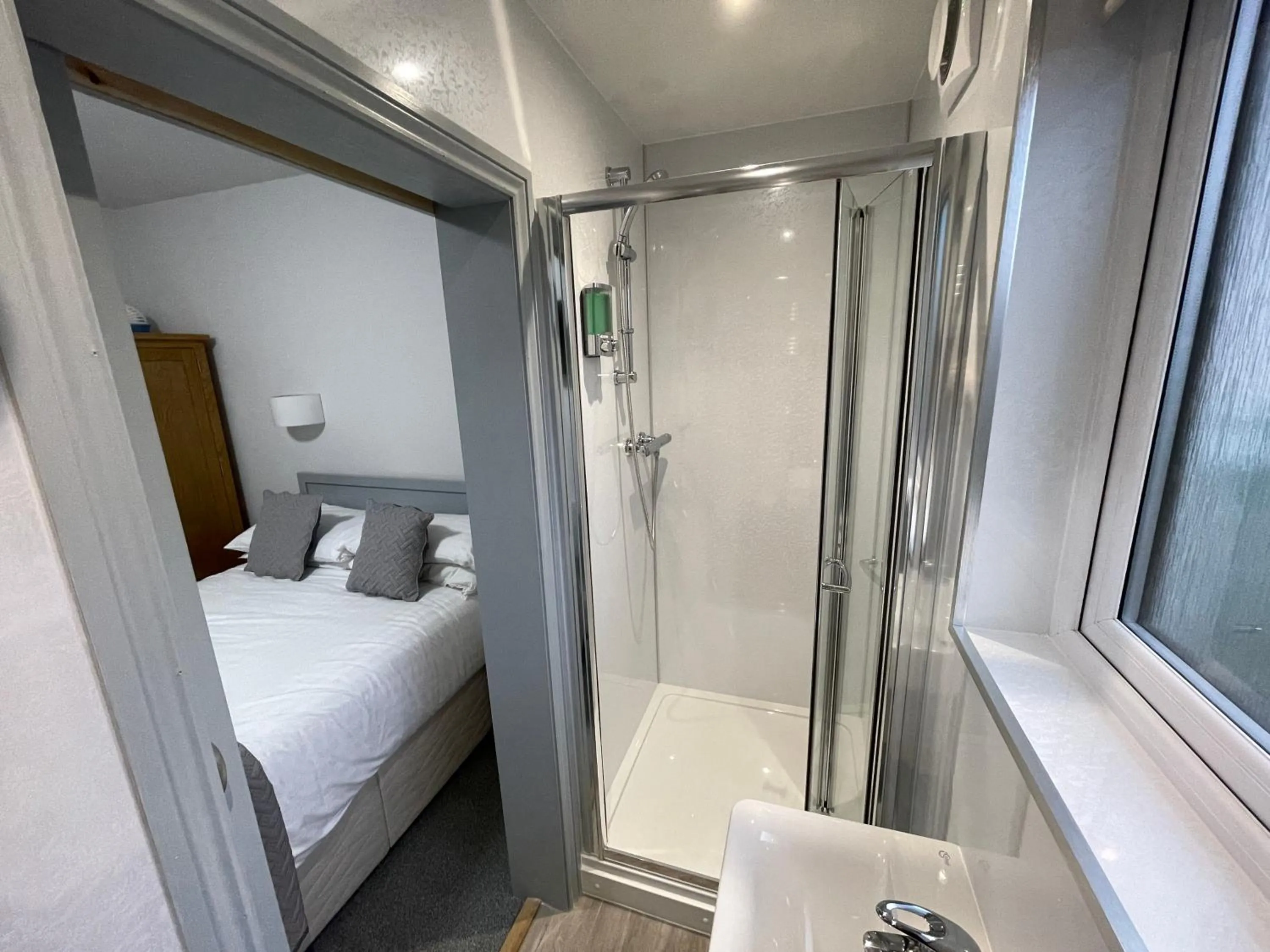 Bathroom, Bed in Quaysiders Lakes Resort - Quaysiders Club