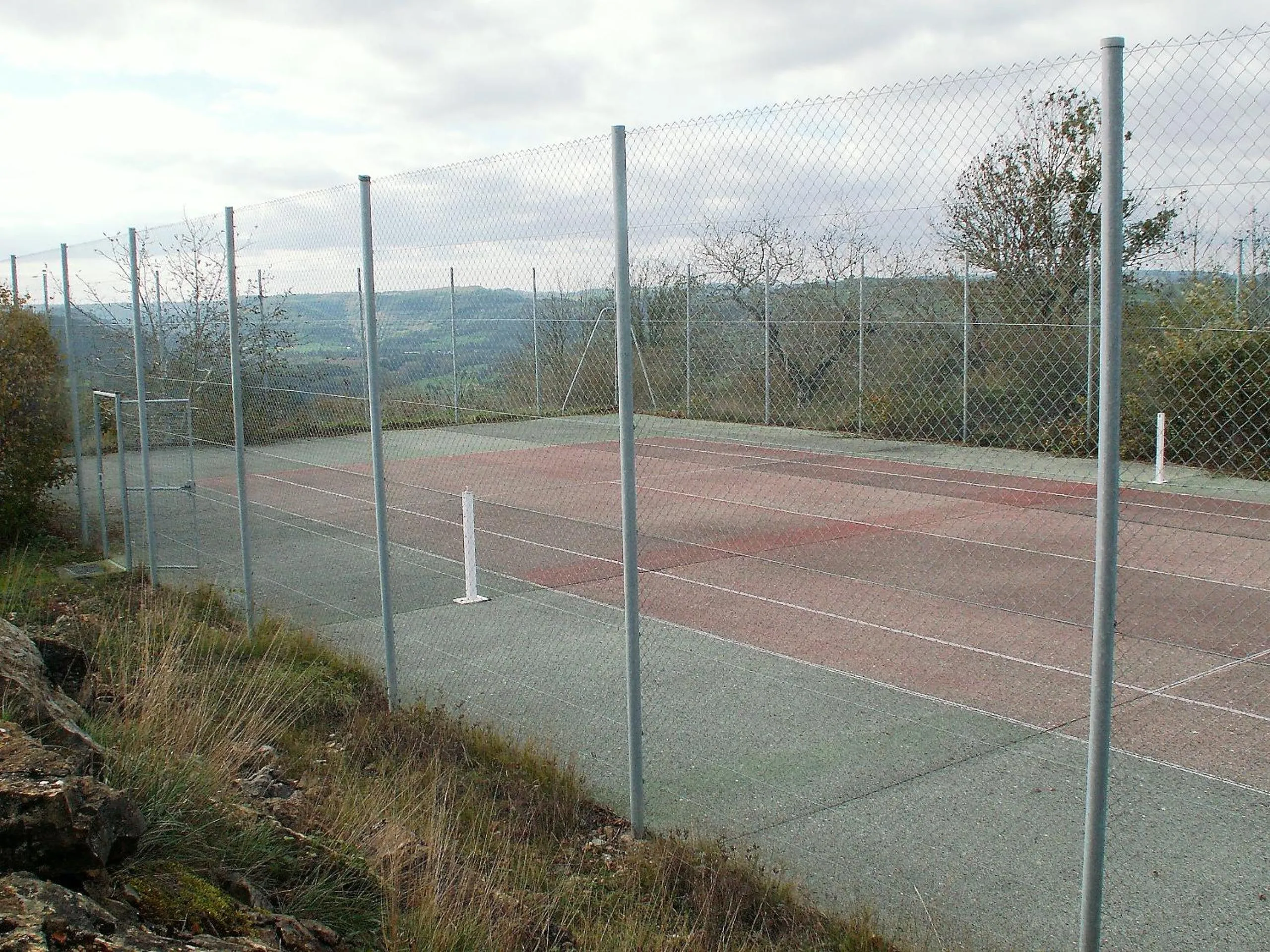 Tennis court in Les Terrasses de Labade Gîte et Chambres d'hôtes