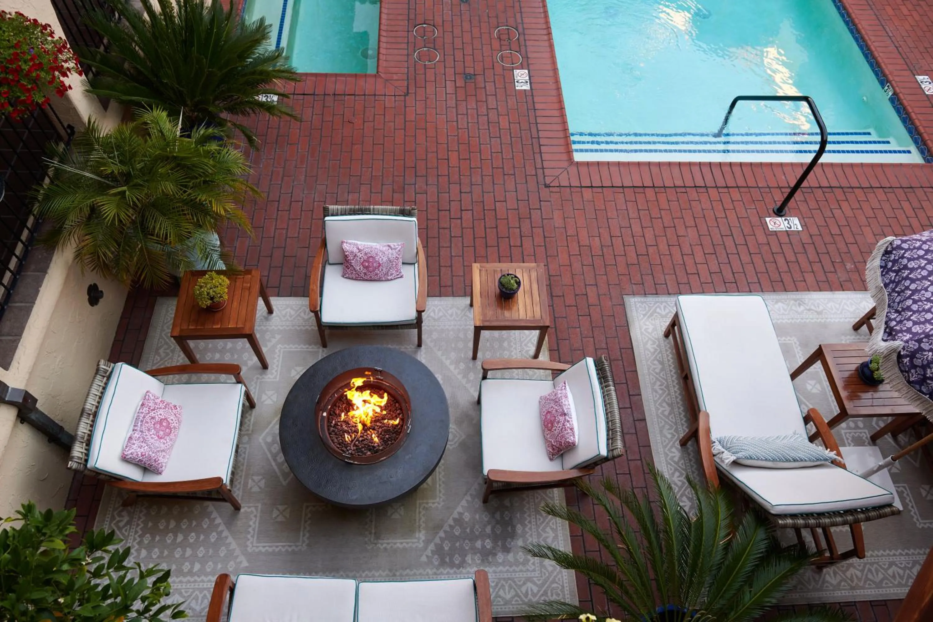 Swimming pool in Rancho Caymus Inn
