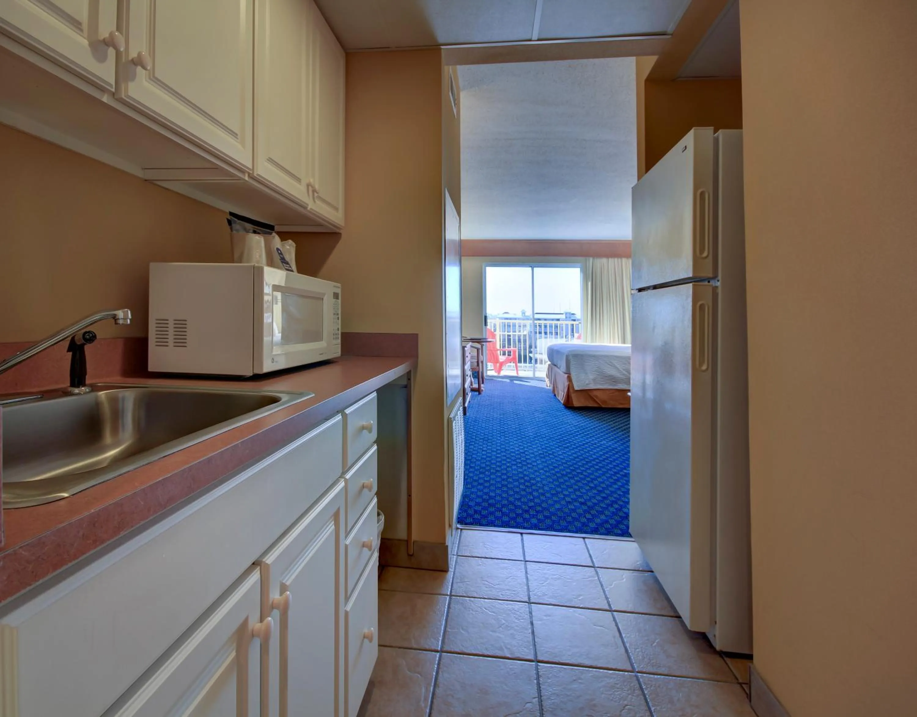 Kitchen or kitchenette, Bed in Bonita Beach Hotel