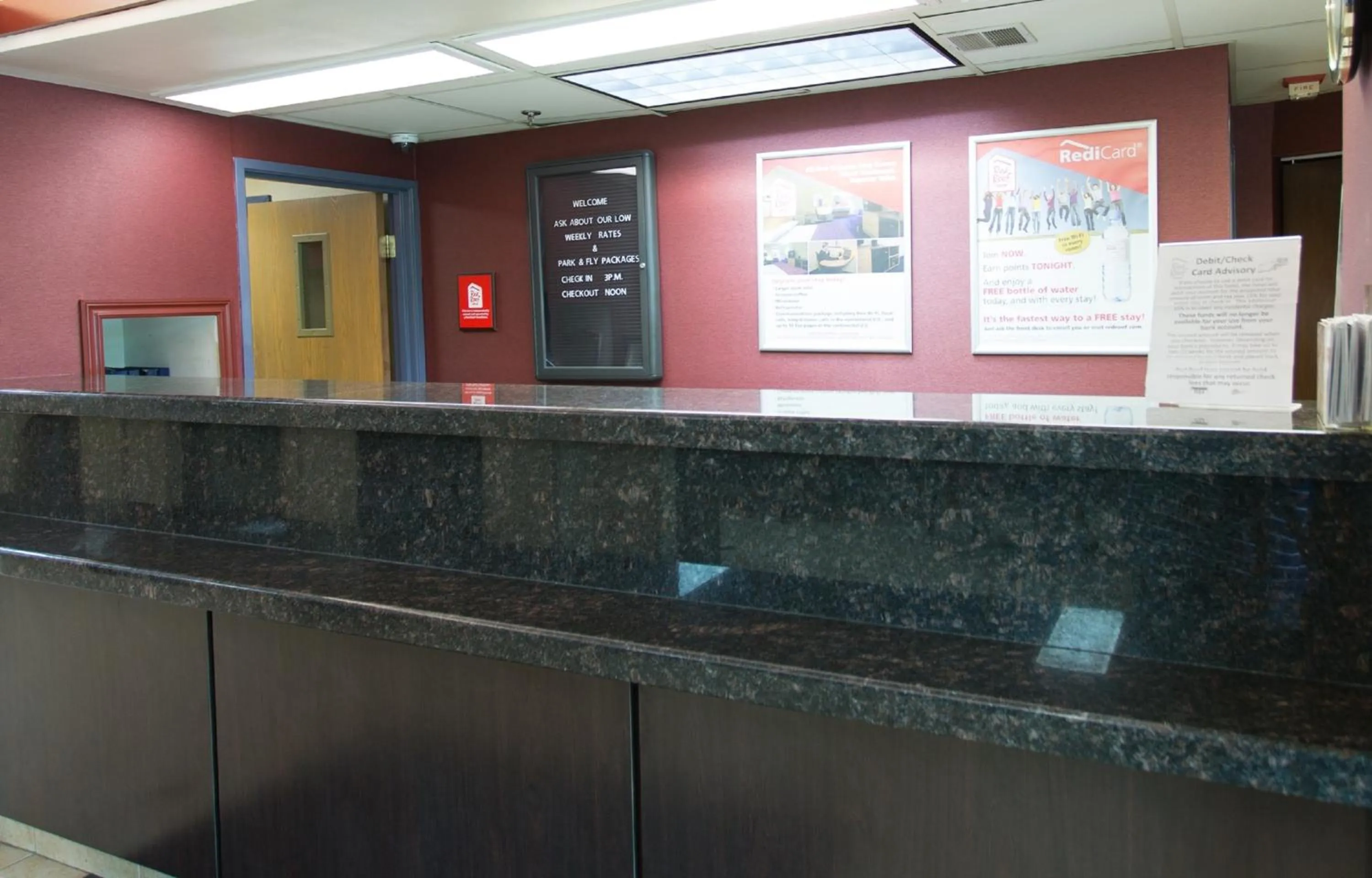 Lobby or reception in Travelodge by Wyndham Romulus Detroit Airport