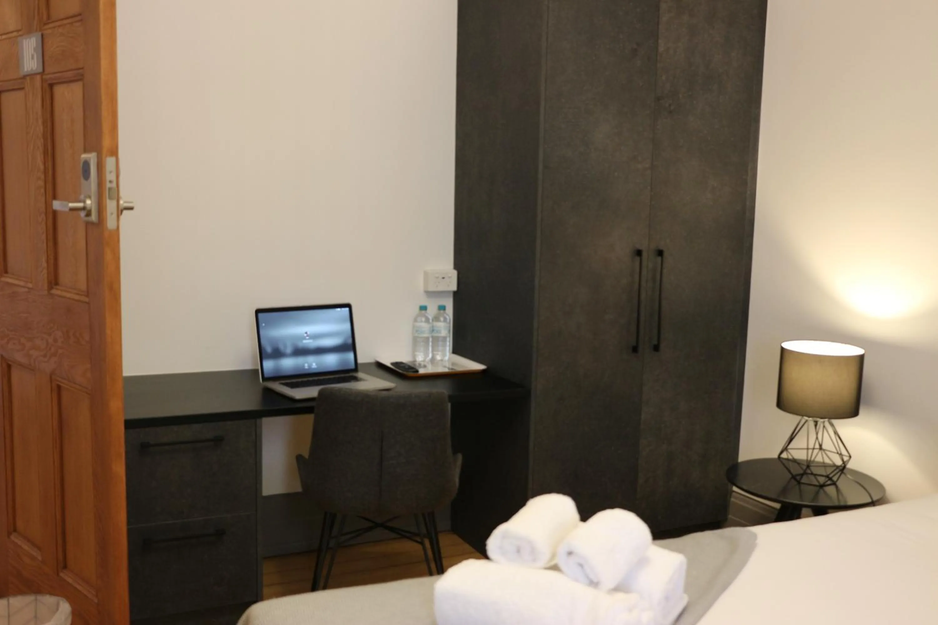 Bedroom, Bed in Guildford Hotel