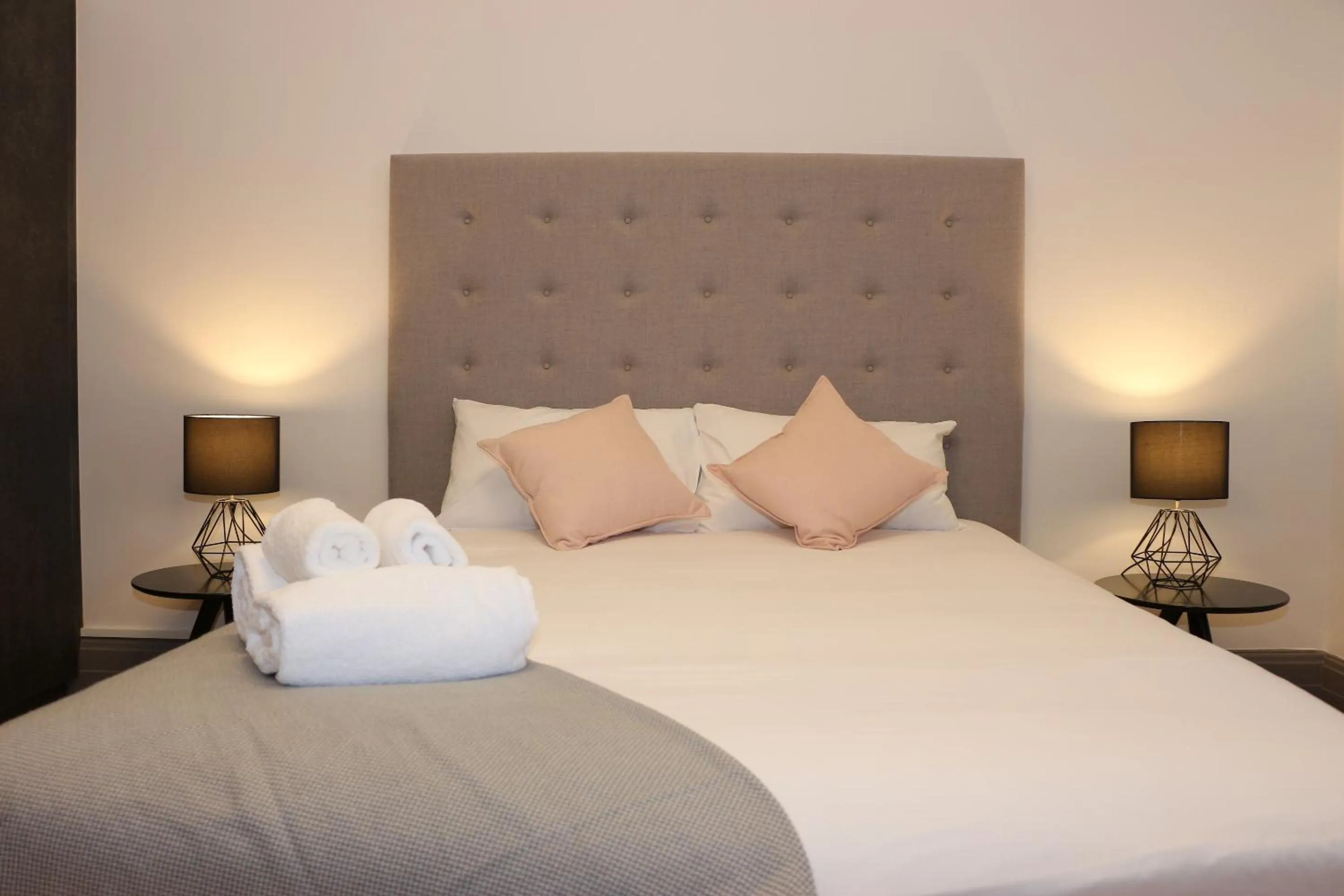 Bedroom, Bed in Guildford Hotel