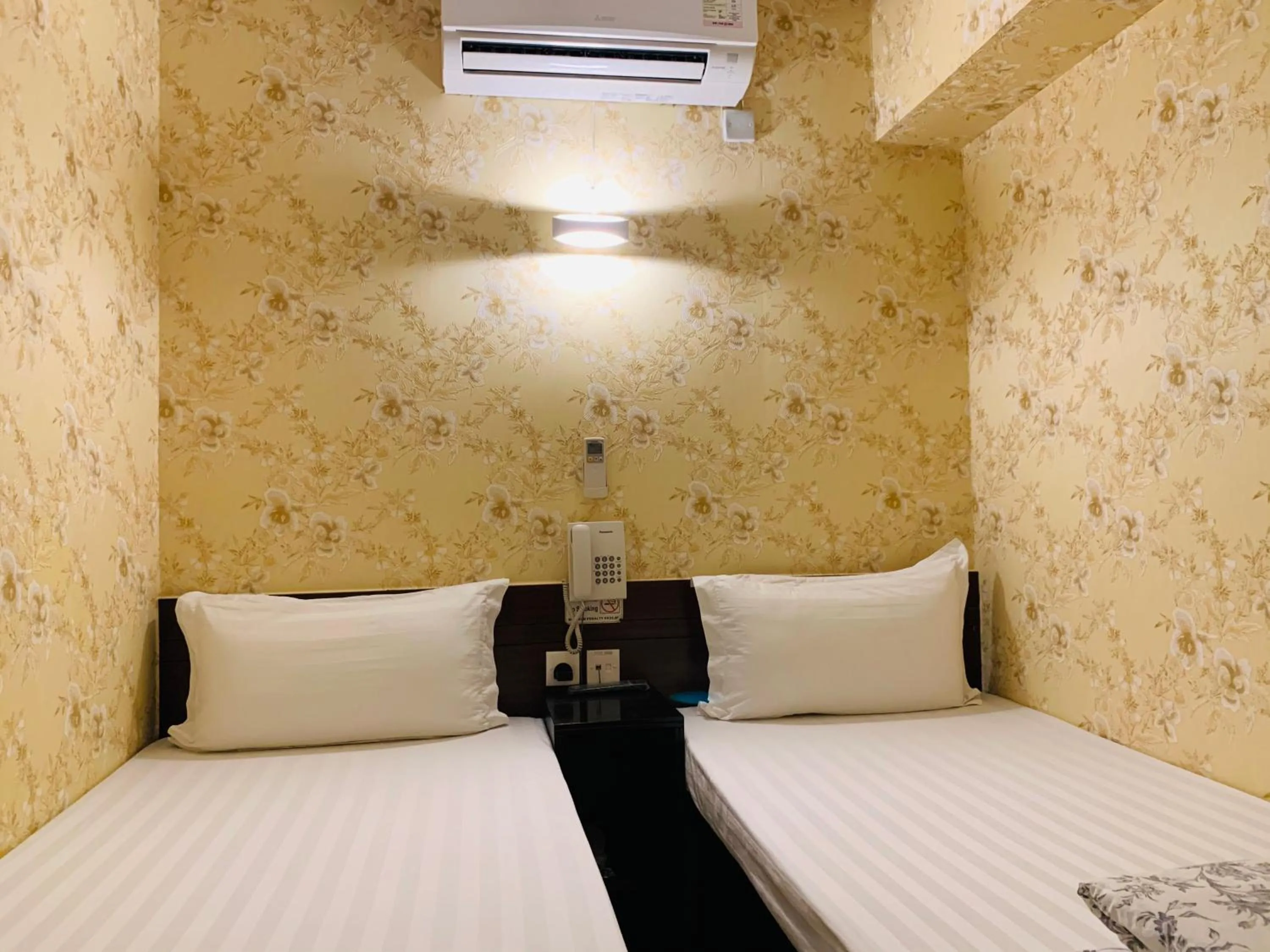 Photo of the whole room, Bed in Victoria Inn