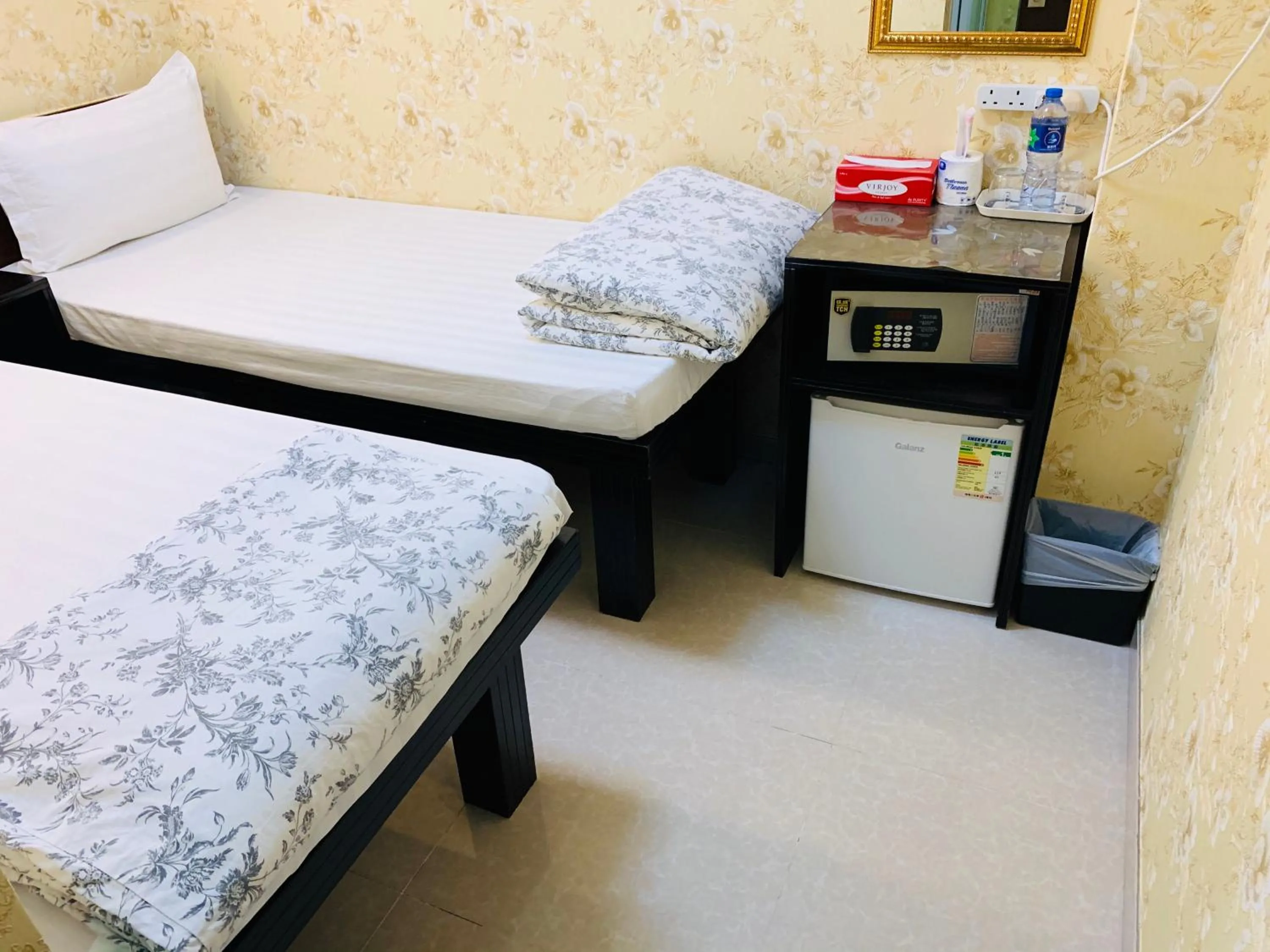 Photo of the whole room, Bed in Victoria Inn