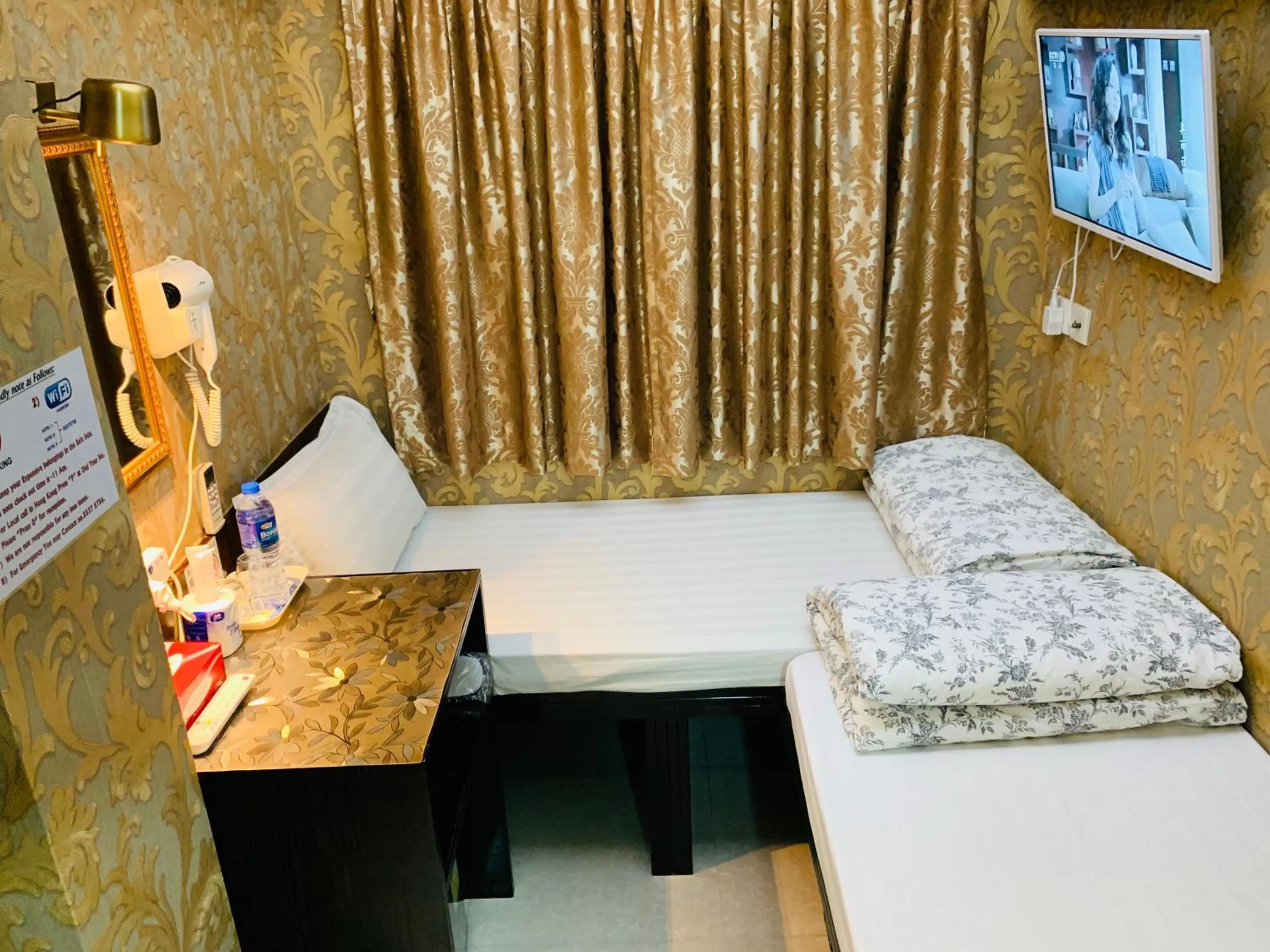 Photo of the whole room, Bed in Victoria Inn