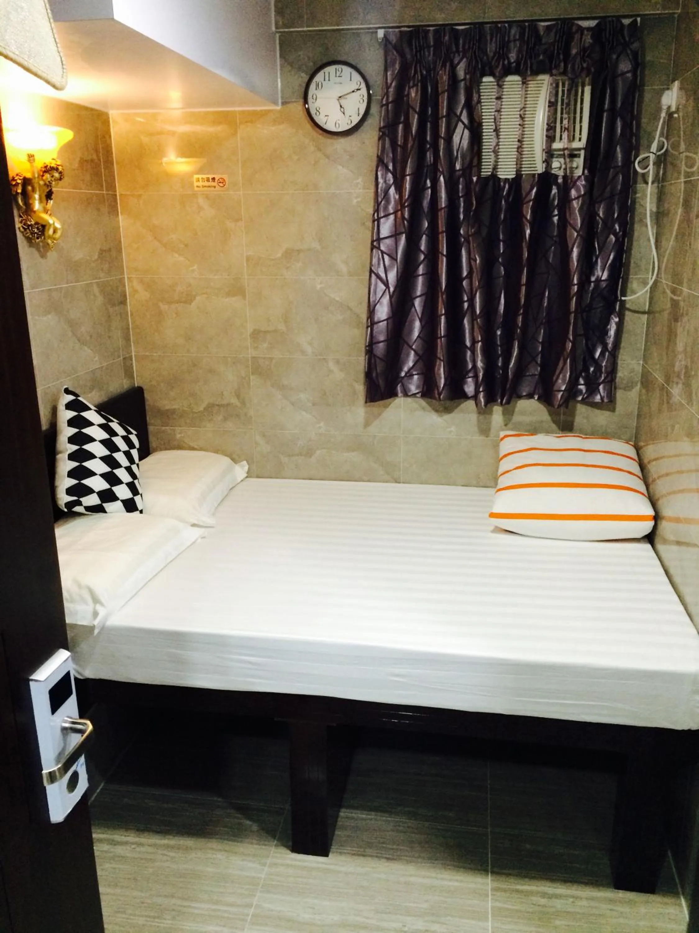 Photo of the whole room, Bed in Victoria Inn