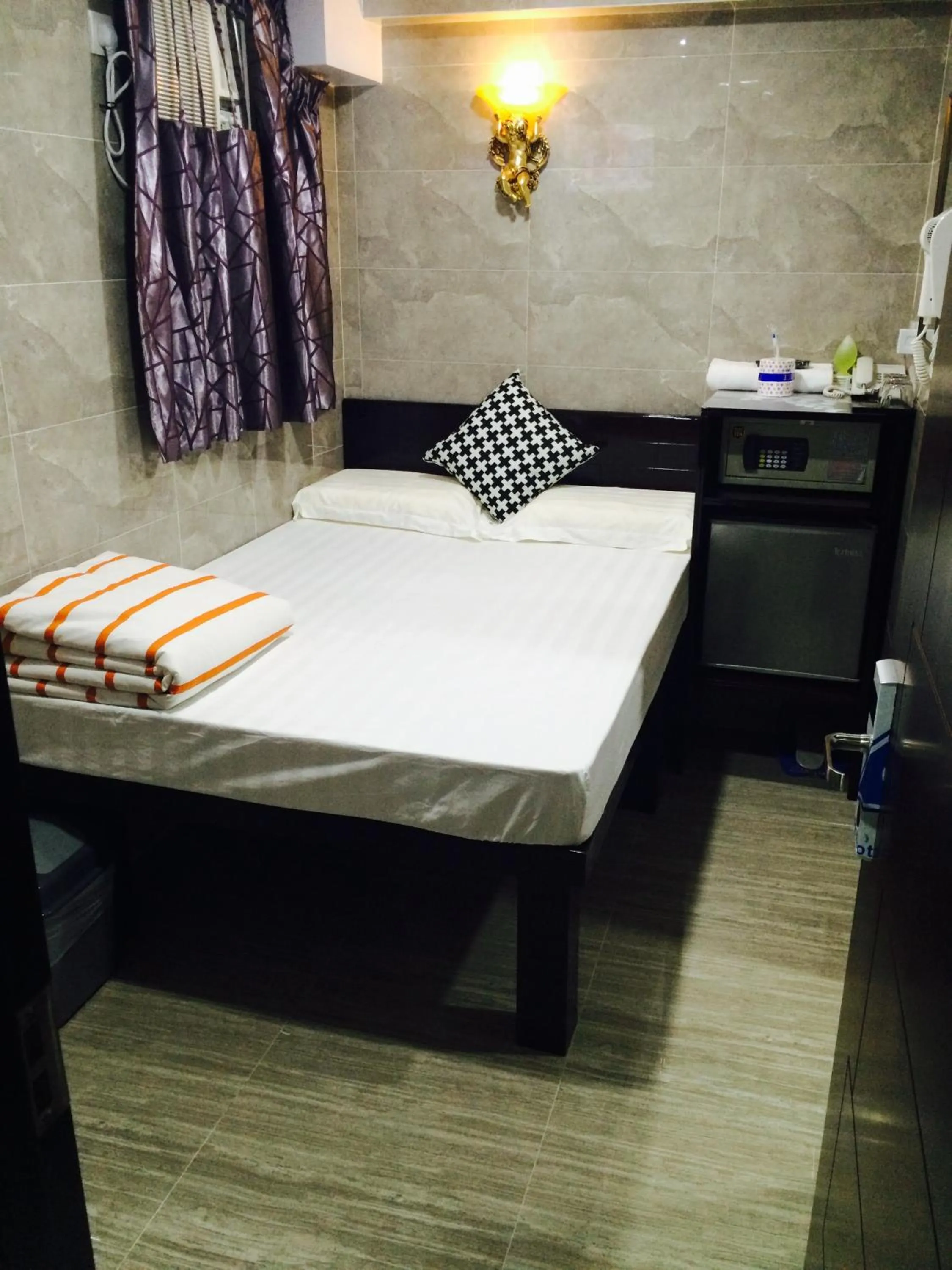 Photo of the whole room, Bed in Victoria Inn