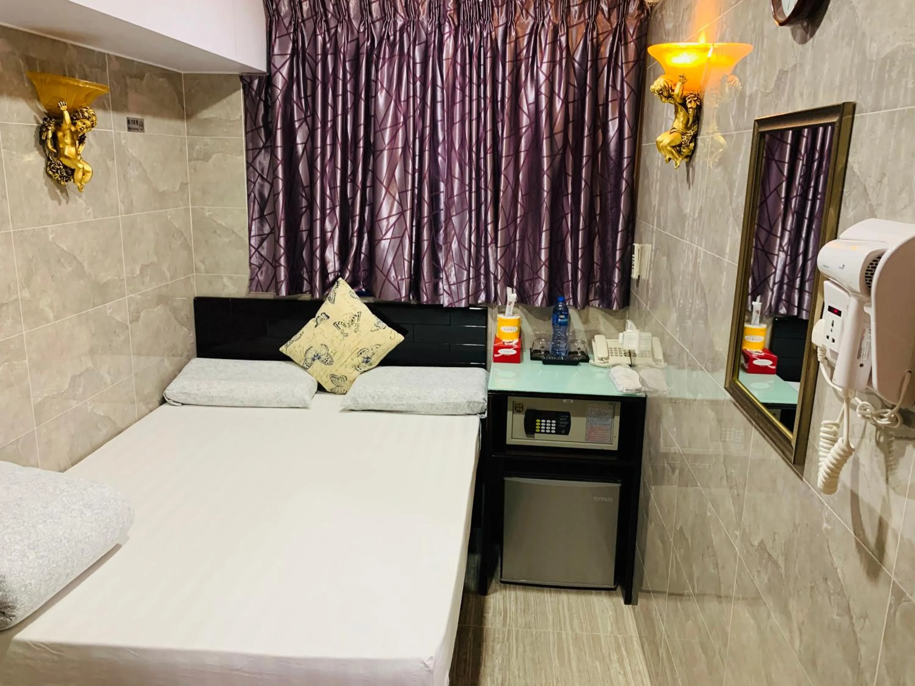 Photo of the whole room, Bed in Victoria Inn