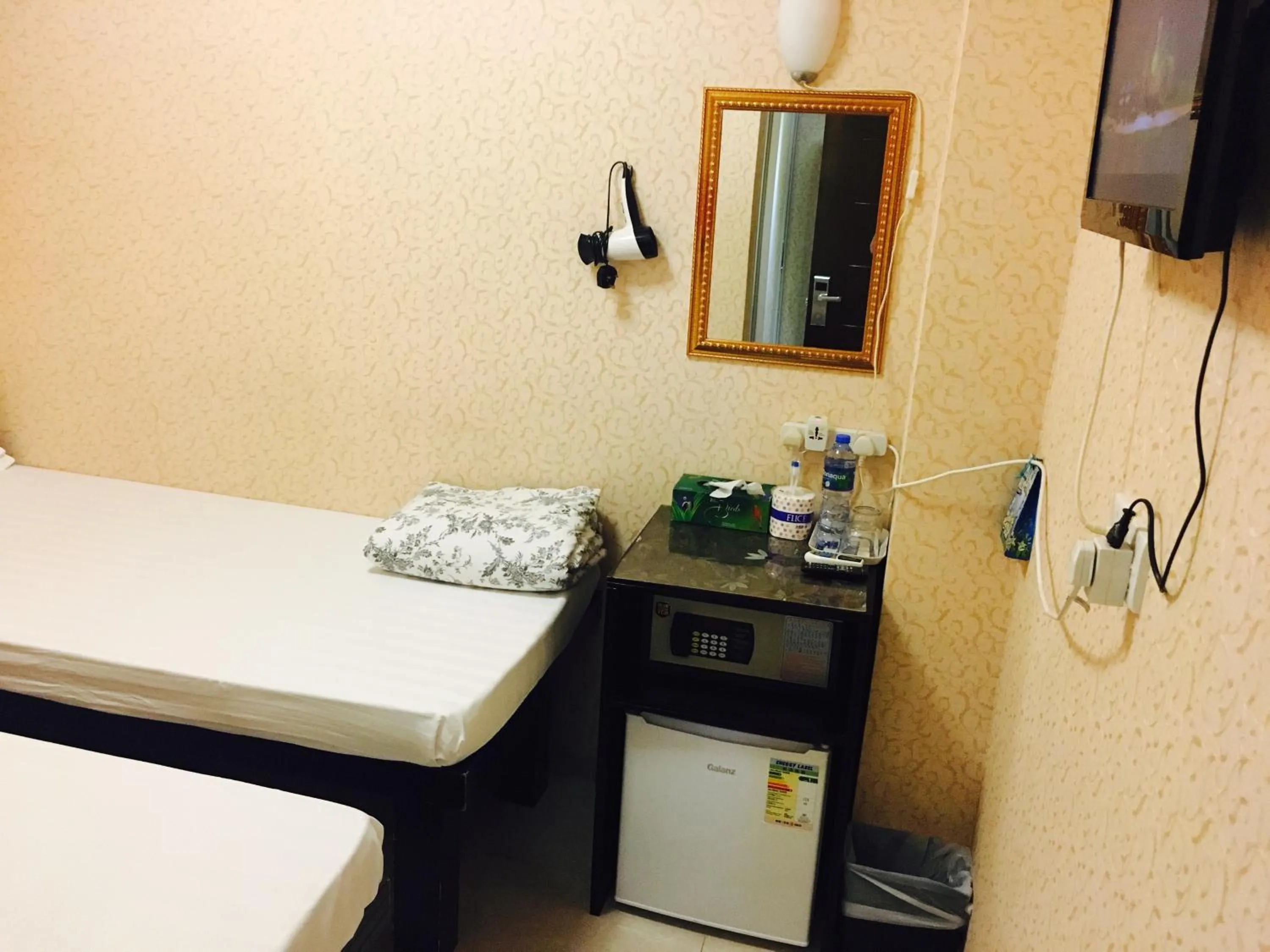 Photo of the whole room, Bed in Victoria Inn