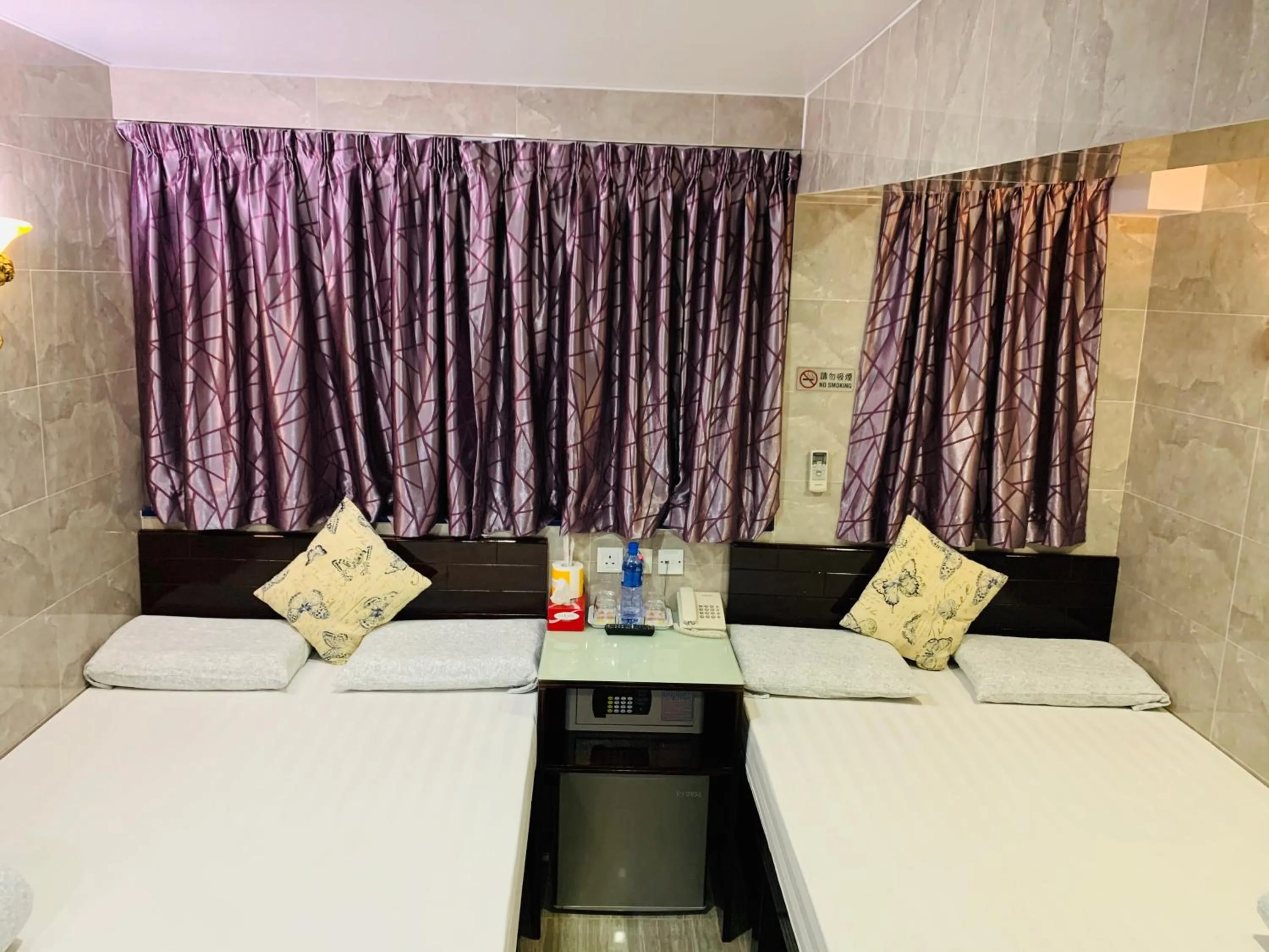 Photo of the whole room, Bed in Victoria Inn