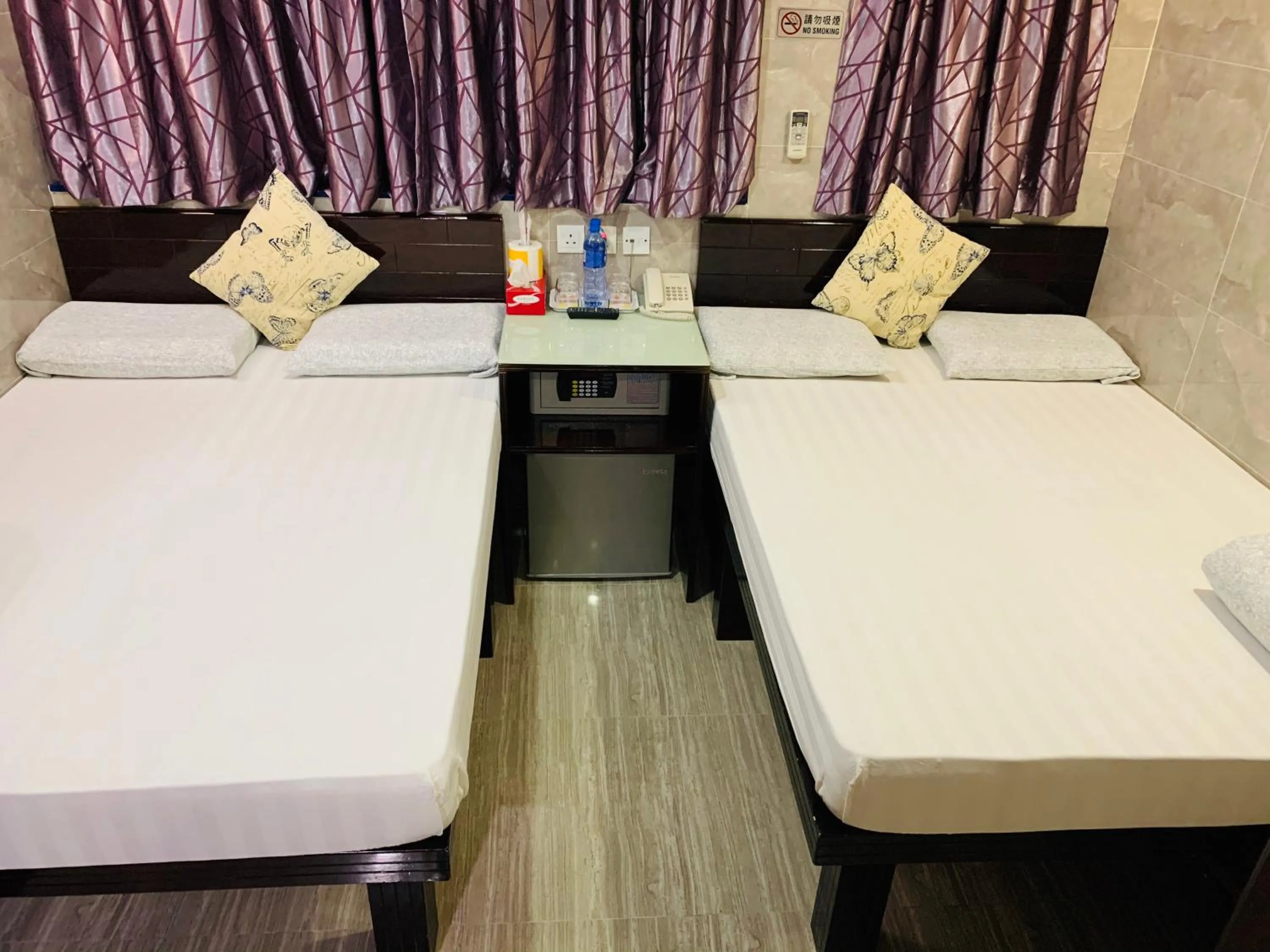 Photo of the whole room, Bed in Victoria Inn