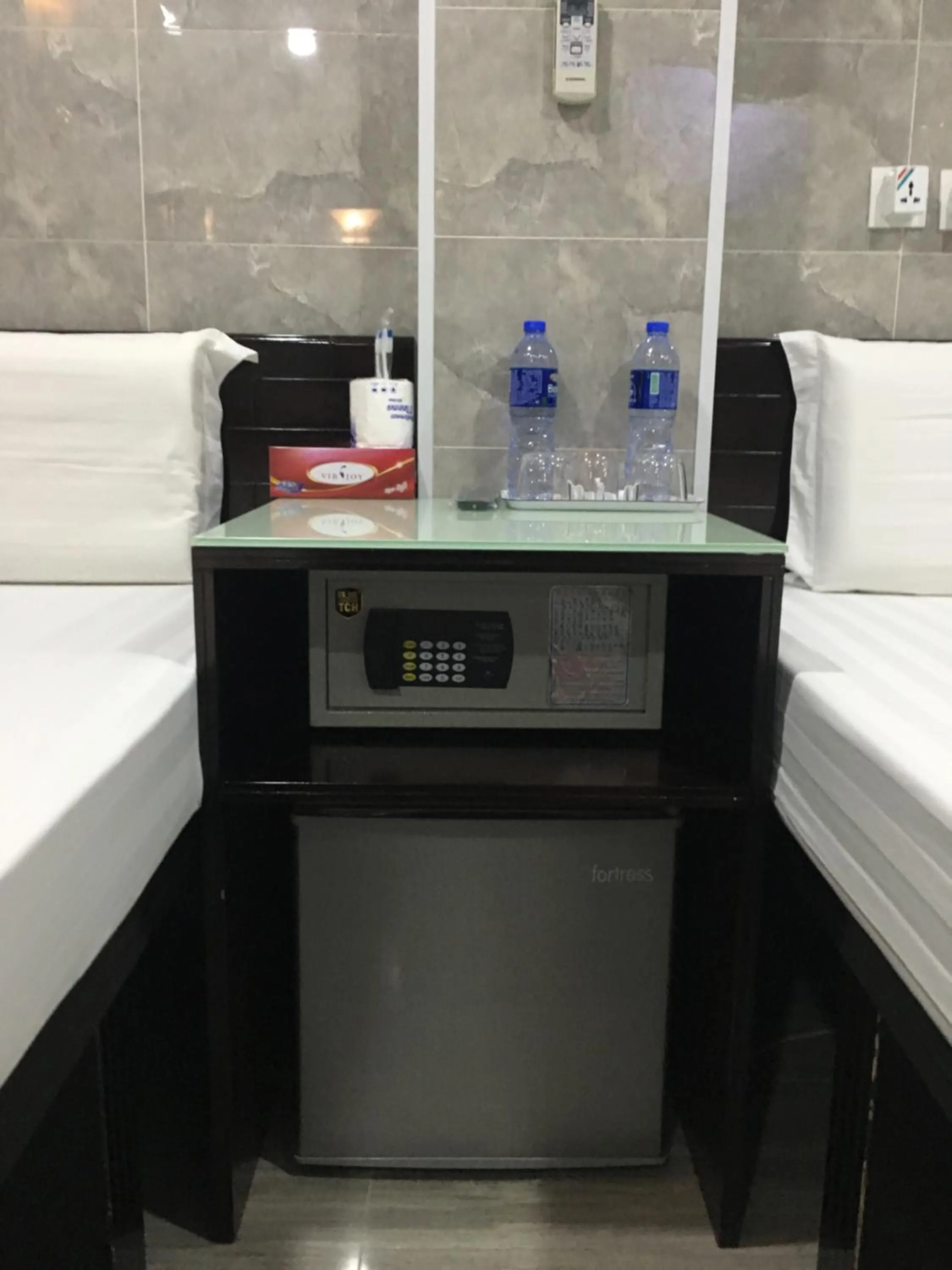 Photo of the whole room, Bed in Victoria Inn