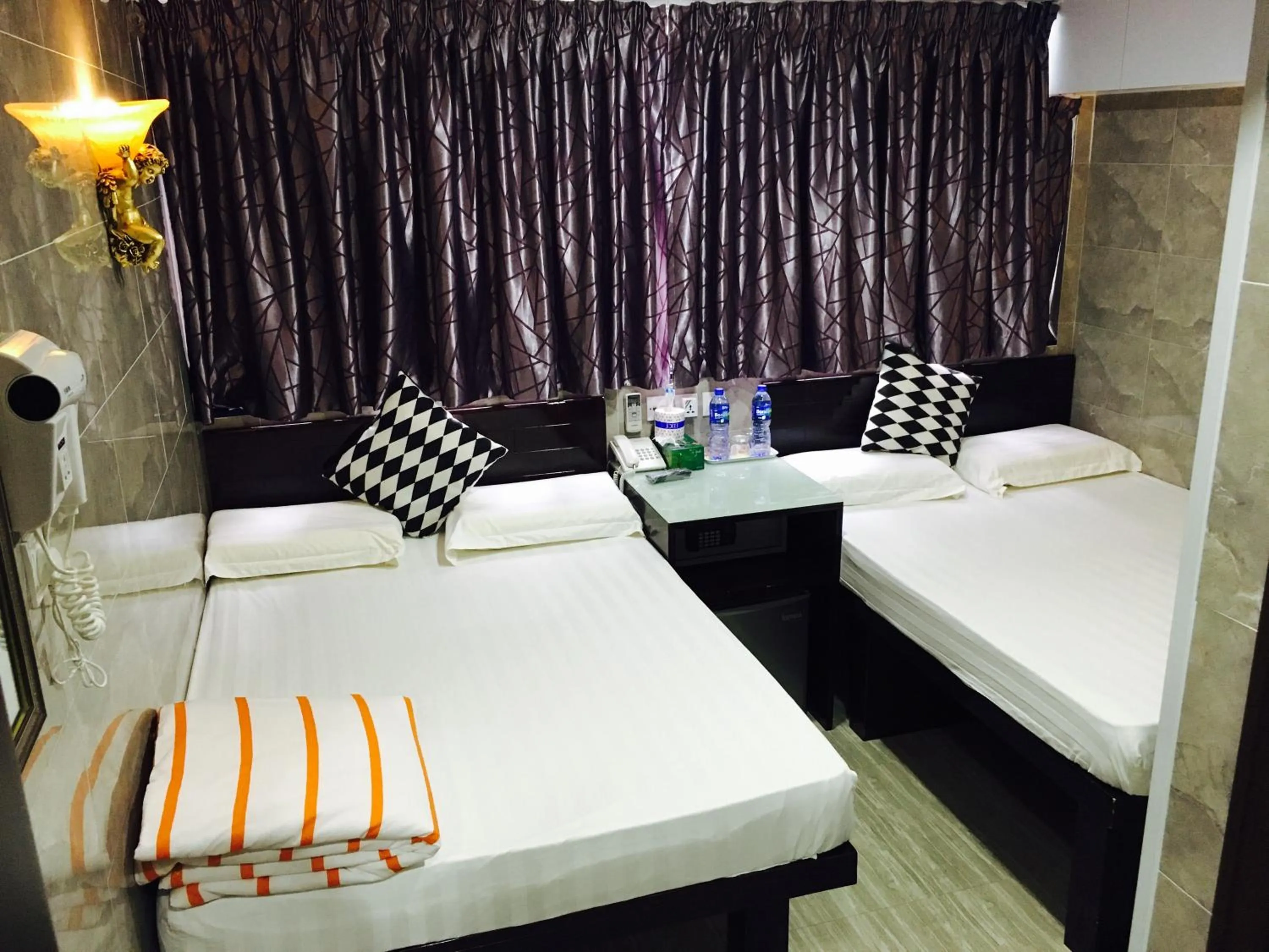 Photo of the whole room, Bed in Victoria Inn