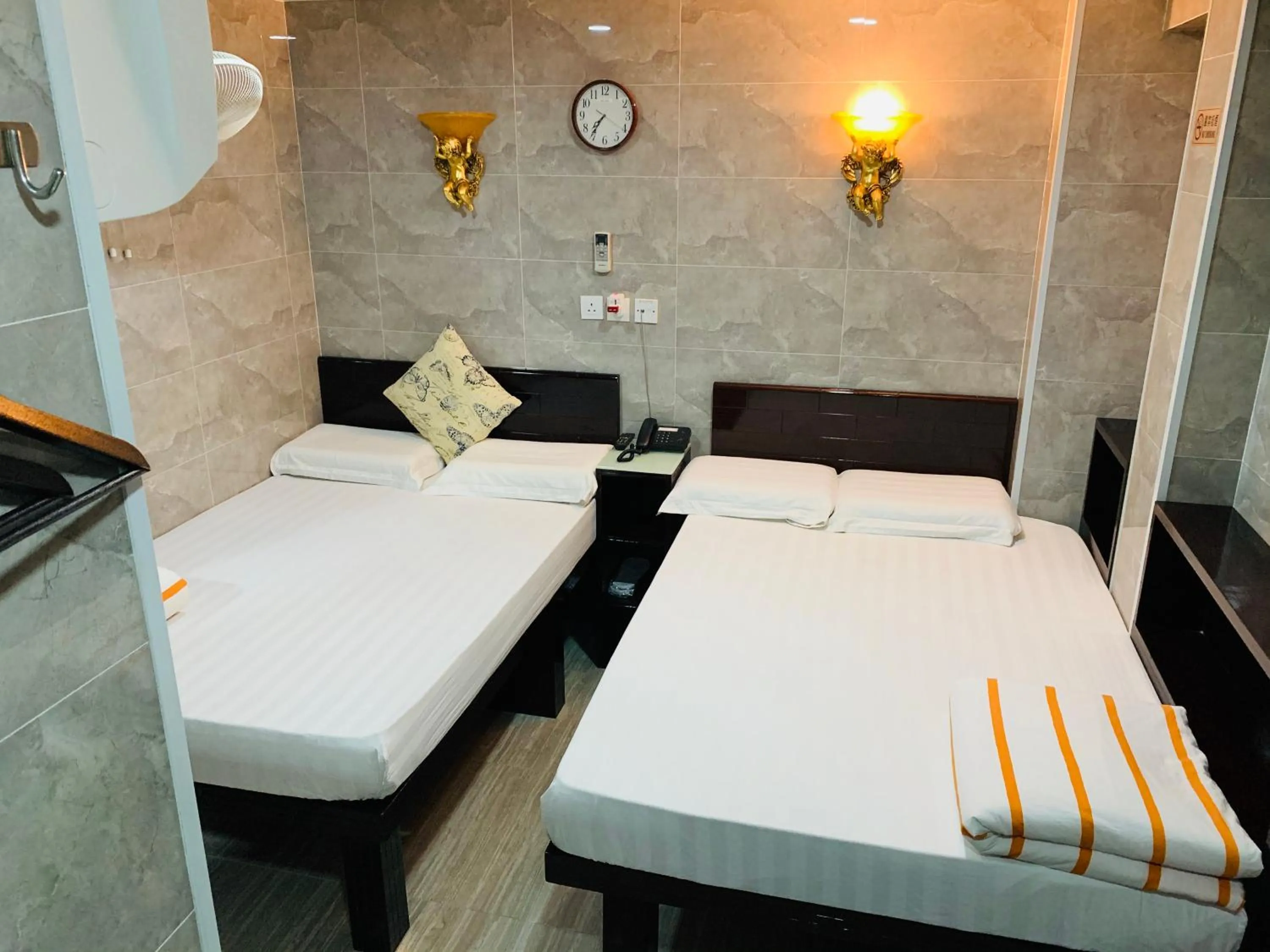 Photo of the whole room, Bed in Victoria Inn