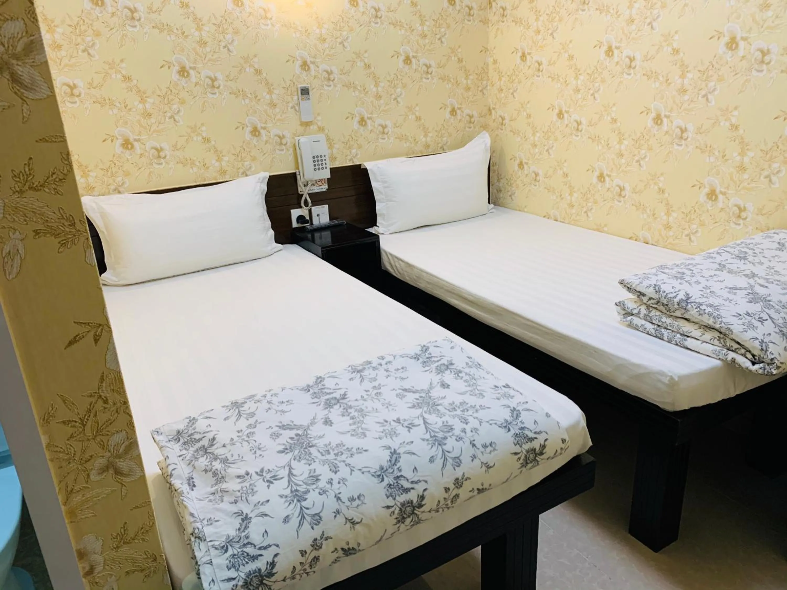 Photo of the whole room, Bed in Victoria Inn