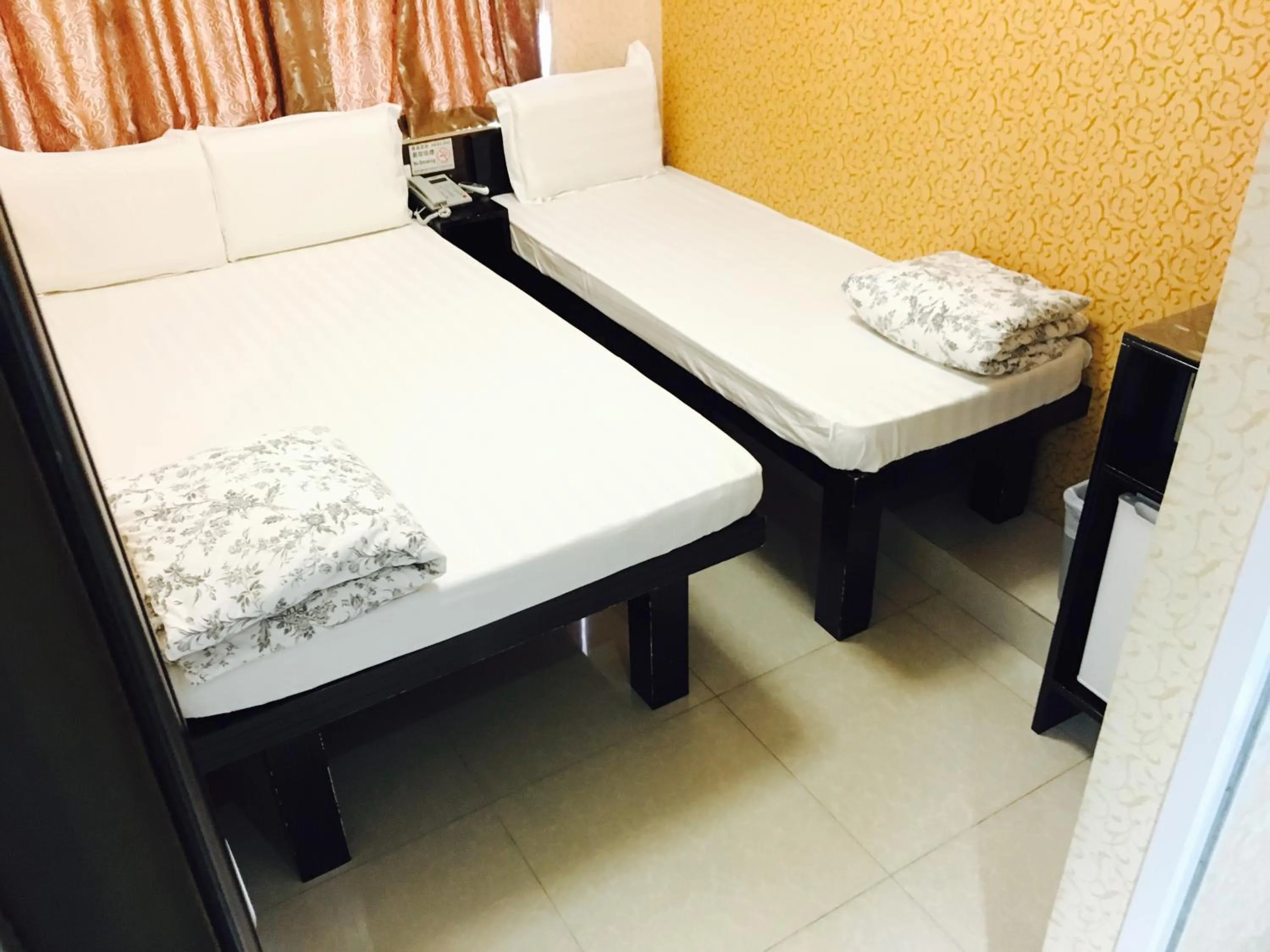 Photo of the whole room, Bed in Victoria Inn