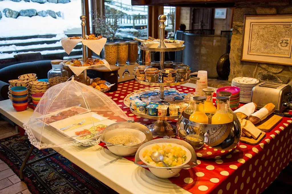 Breakfast in Hôtel et Chalet Au Coin Du Feu Chilly Powder