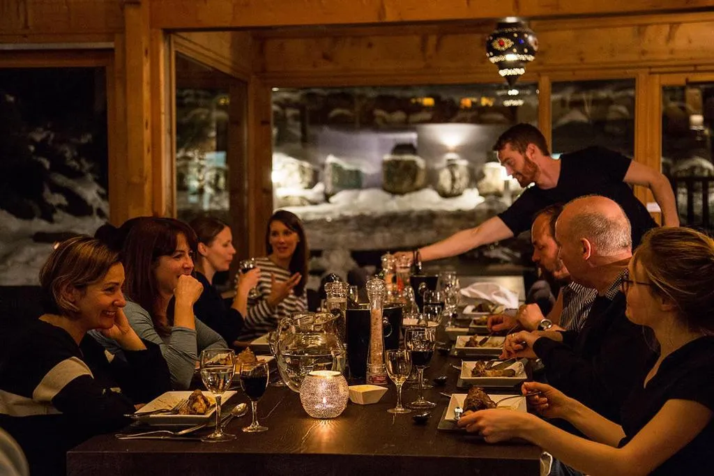 Restaurant/places to eat in Hôtel et Chalet Au Coin Du Feu Chilly Powder