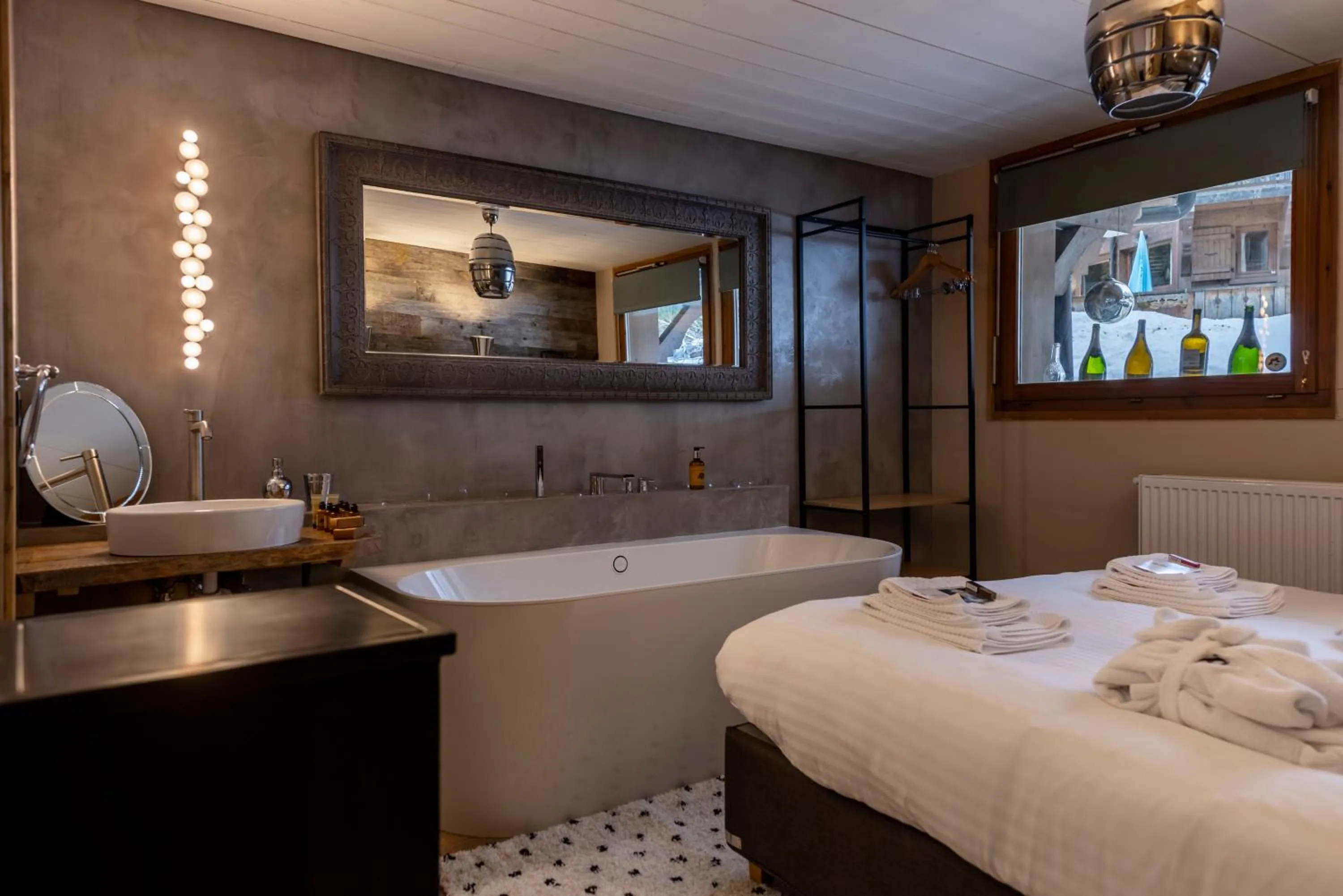 Bedroom, Bed in Hôtel et Chalet Au Coin Du Feu Chilly Powder