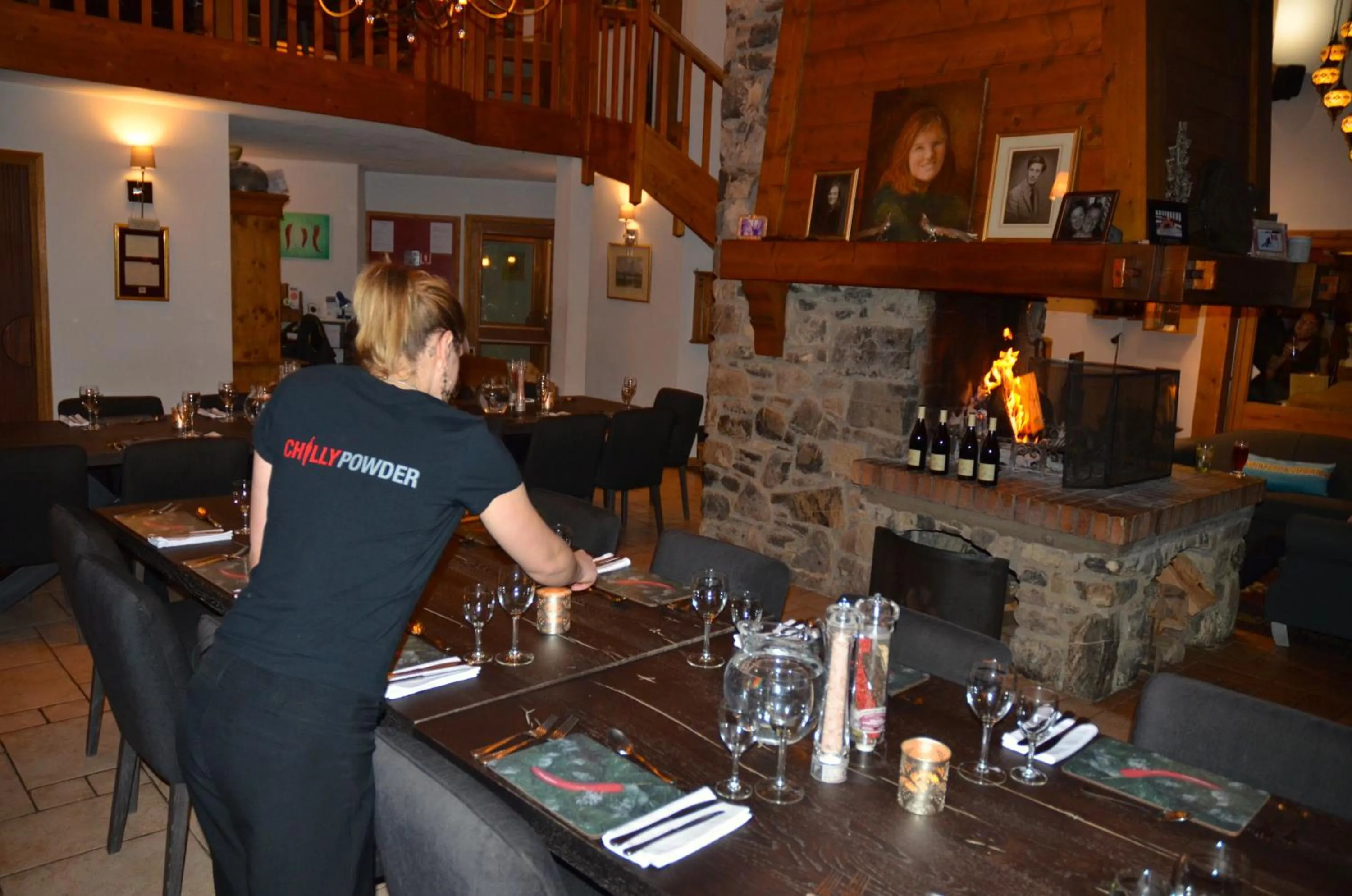 Restaurant/places to eat in Hôtel et Chalet Au Coin Du Feu Chilly Powder