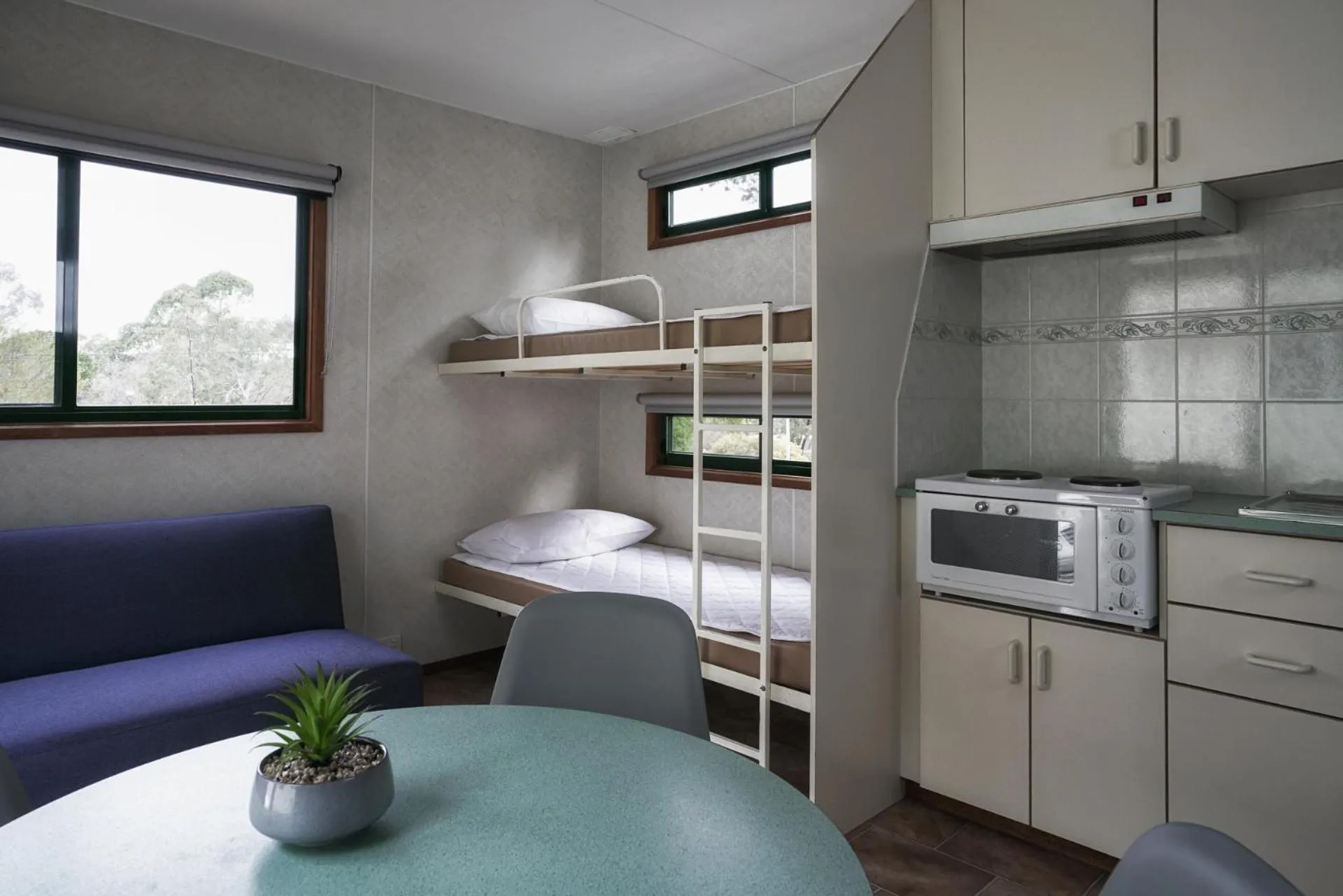 Seating area in BIG4 Castlemaine Gardens