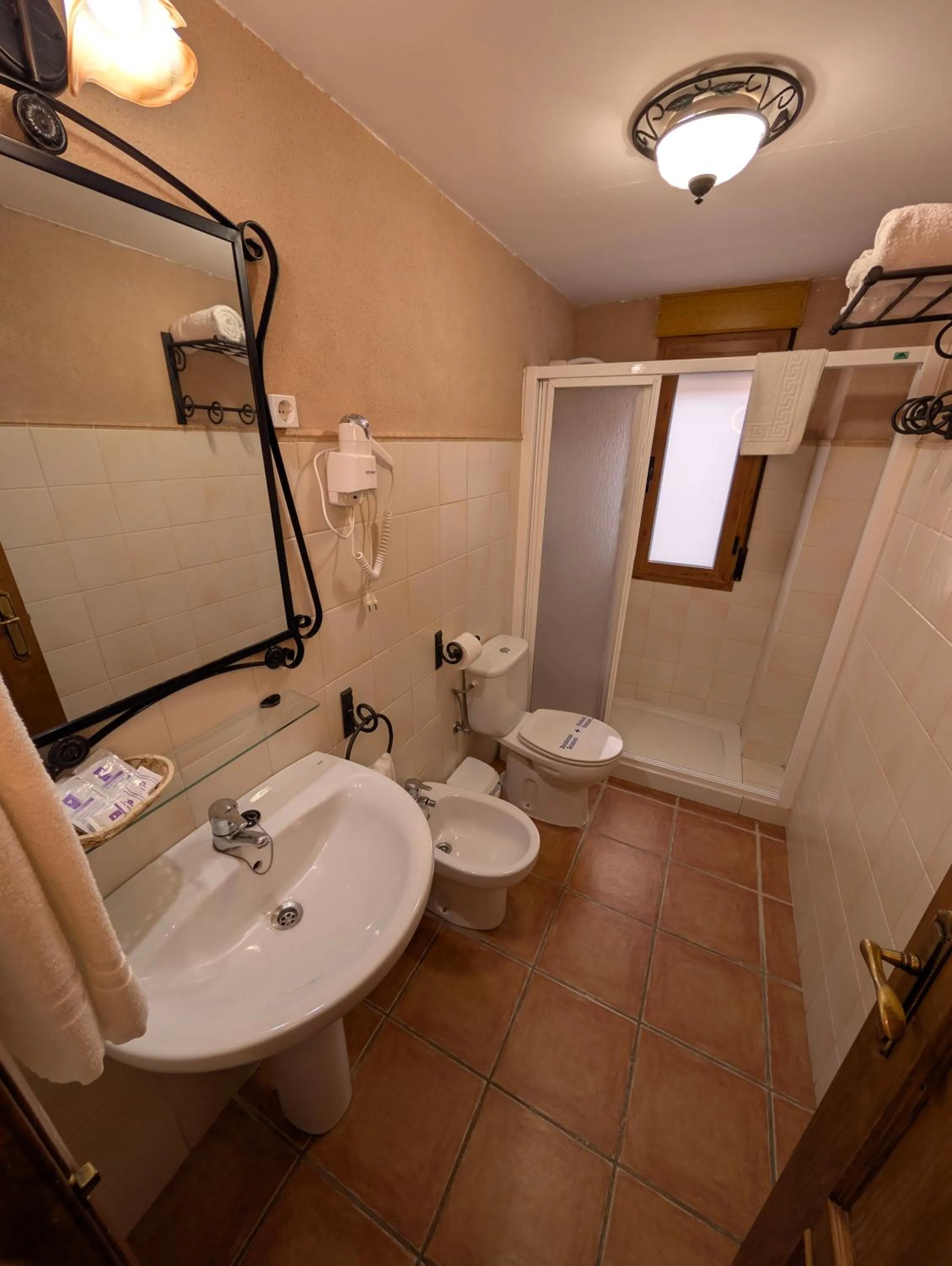 Shower in Apartamentos Valle del Guadalquivir