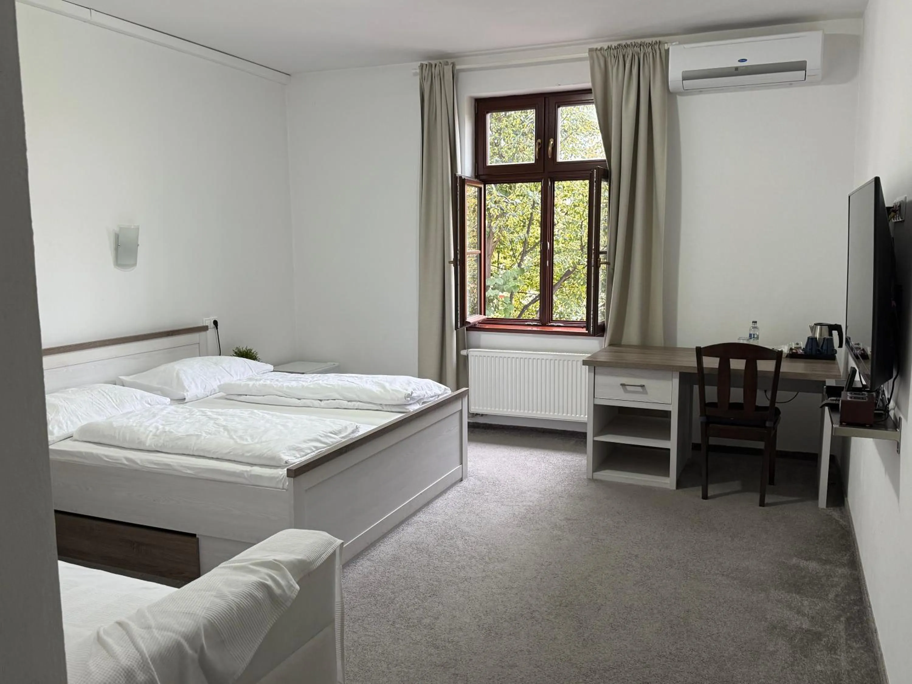 TV and multimedia, Bed in Saint Michael - Garni Hotel