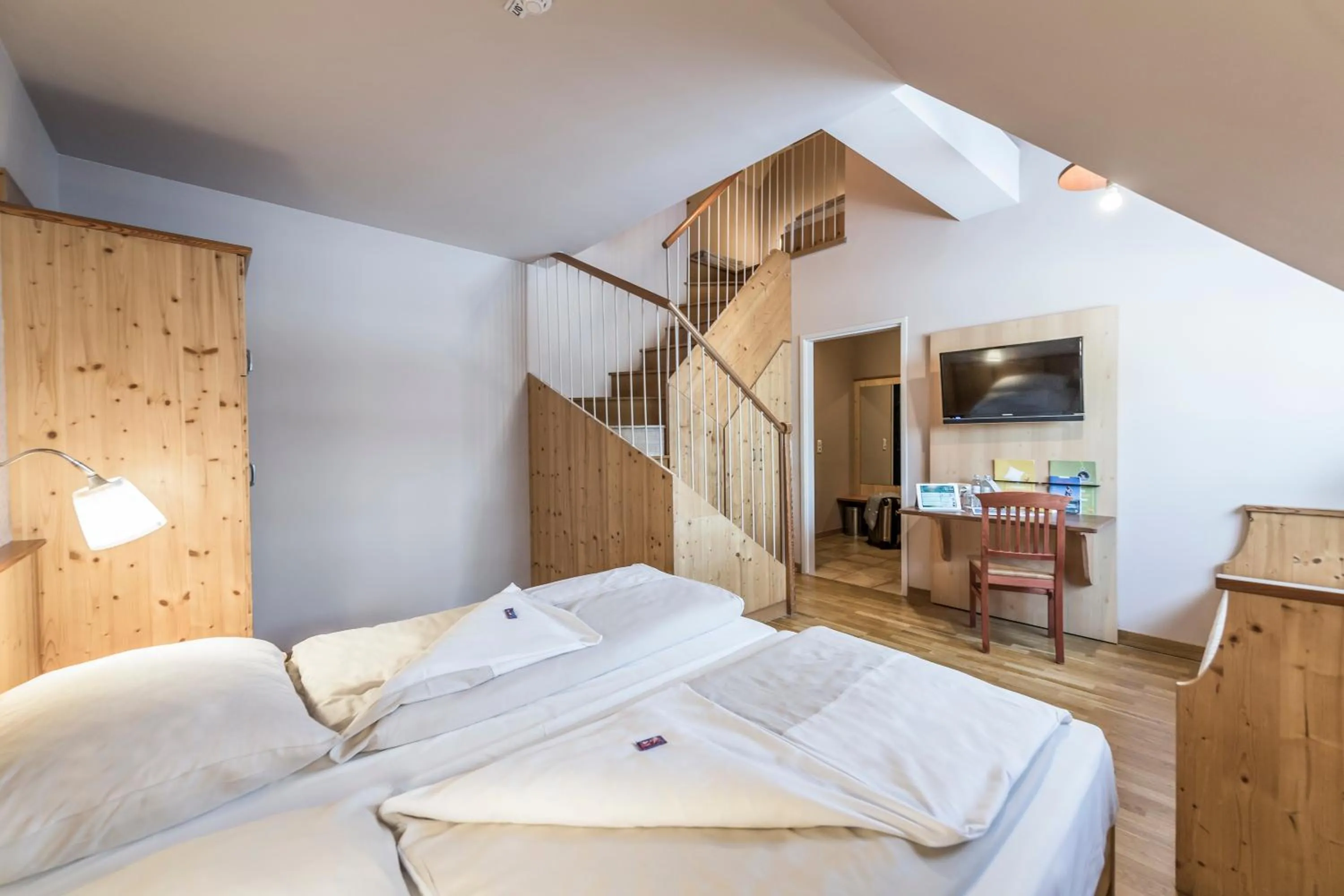 Communal lounge/ TV room, Bed in JUFA Hotel Grundlsee