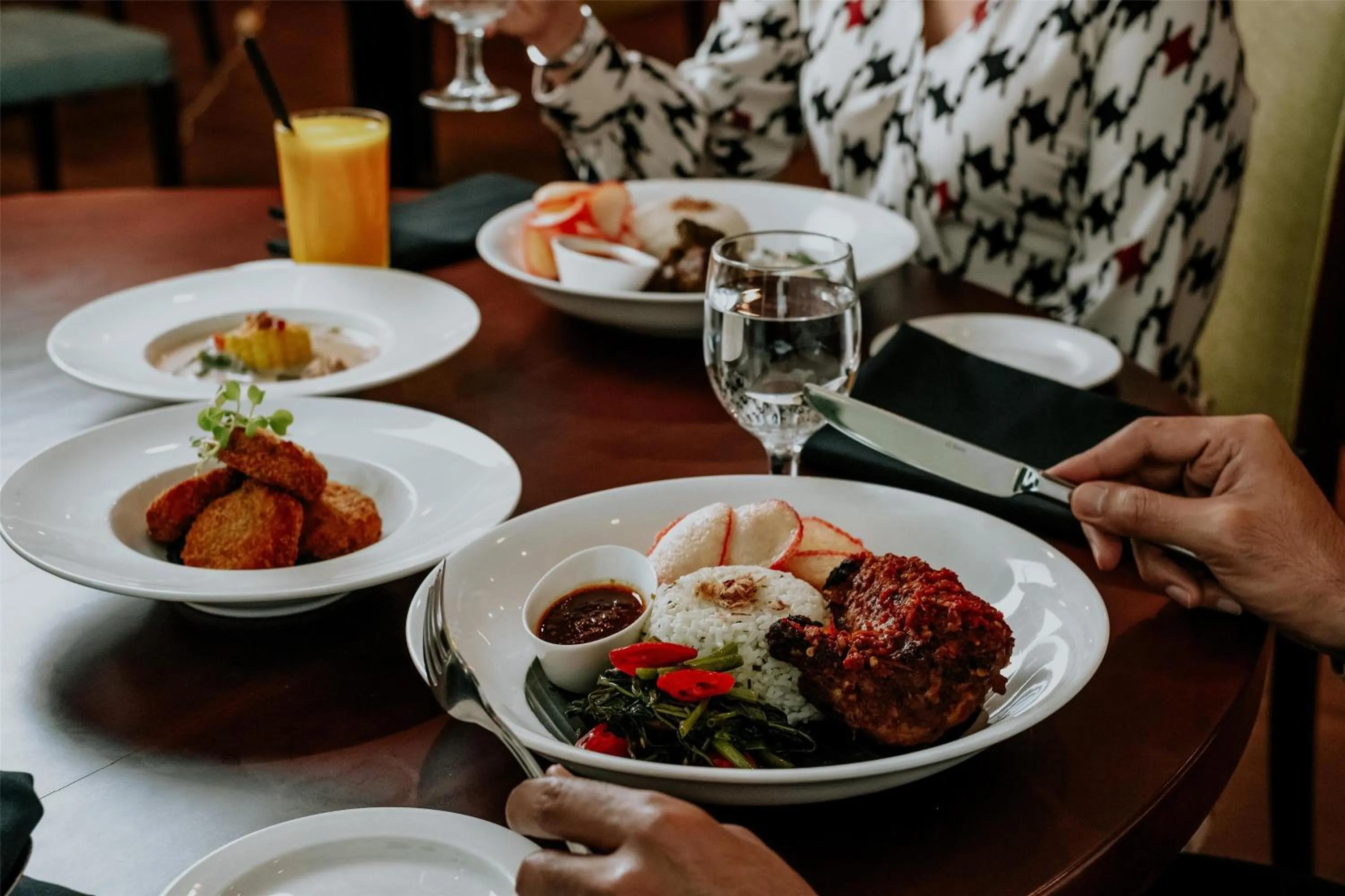 Restaurant/places to eat in Radisson Hotel Brunei Darussalam