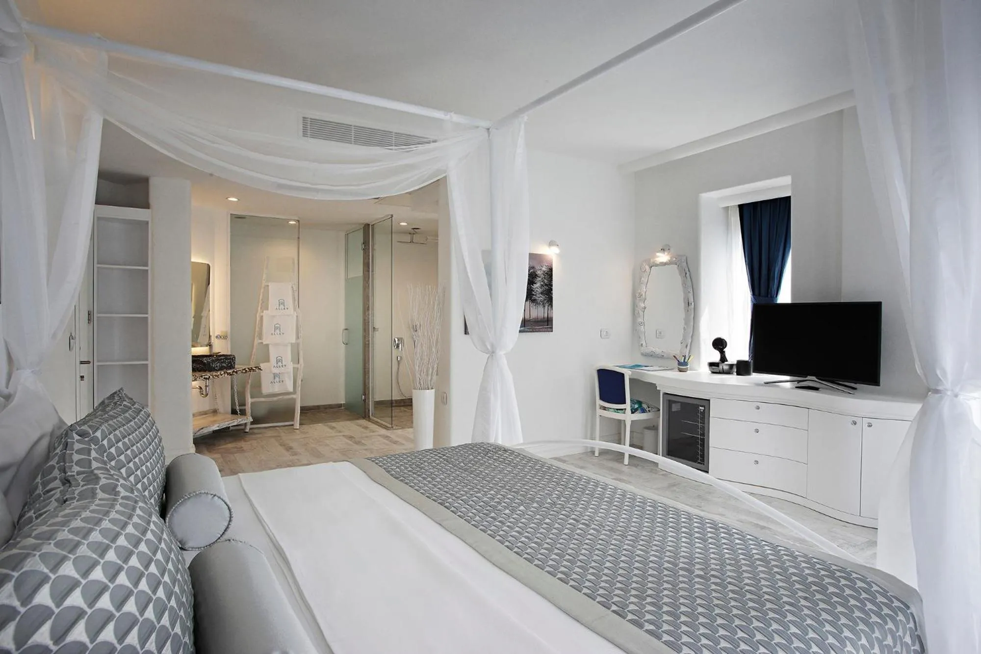 Shower, Bed in Alley Prime Hotel