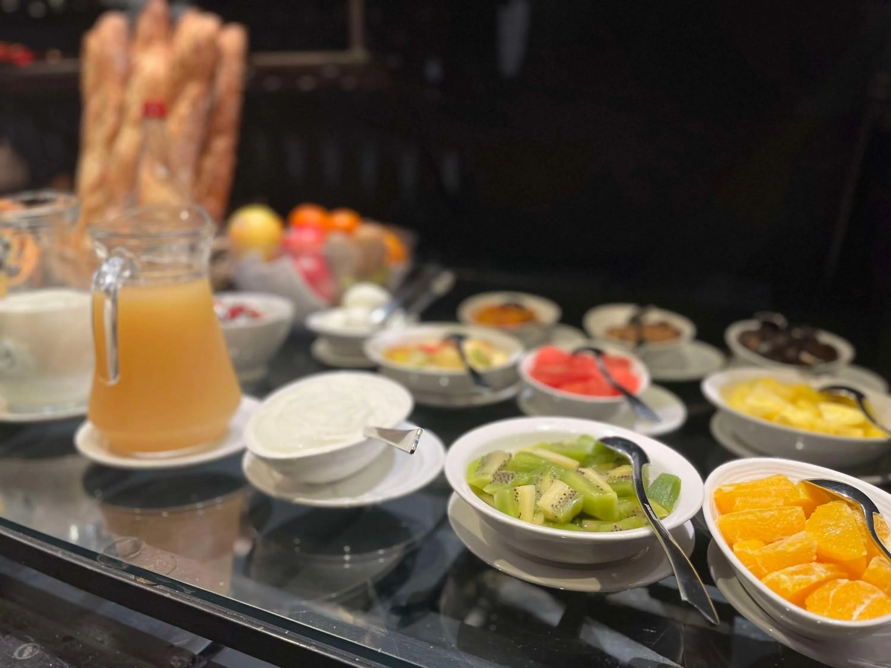 Breakfast in Brit Hotel Du Dauphin L'Aigle