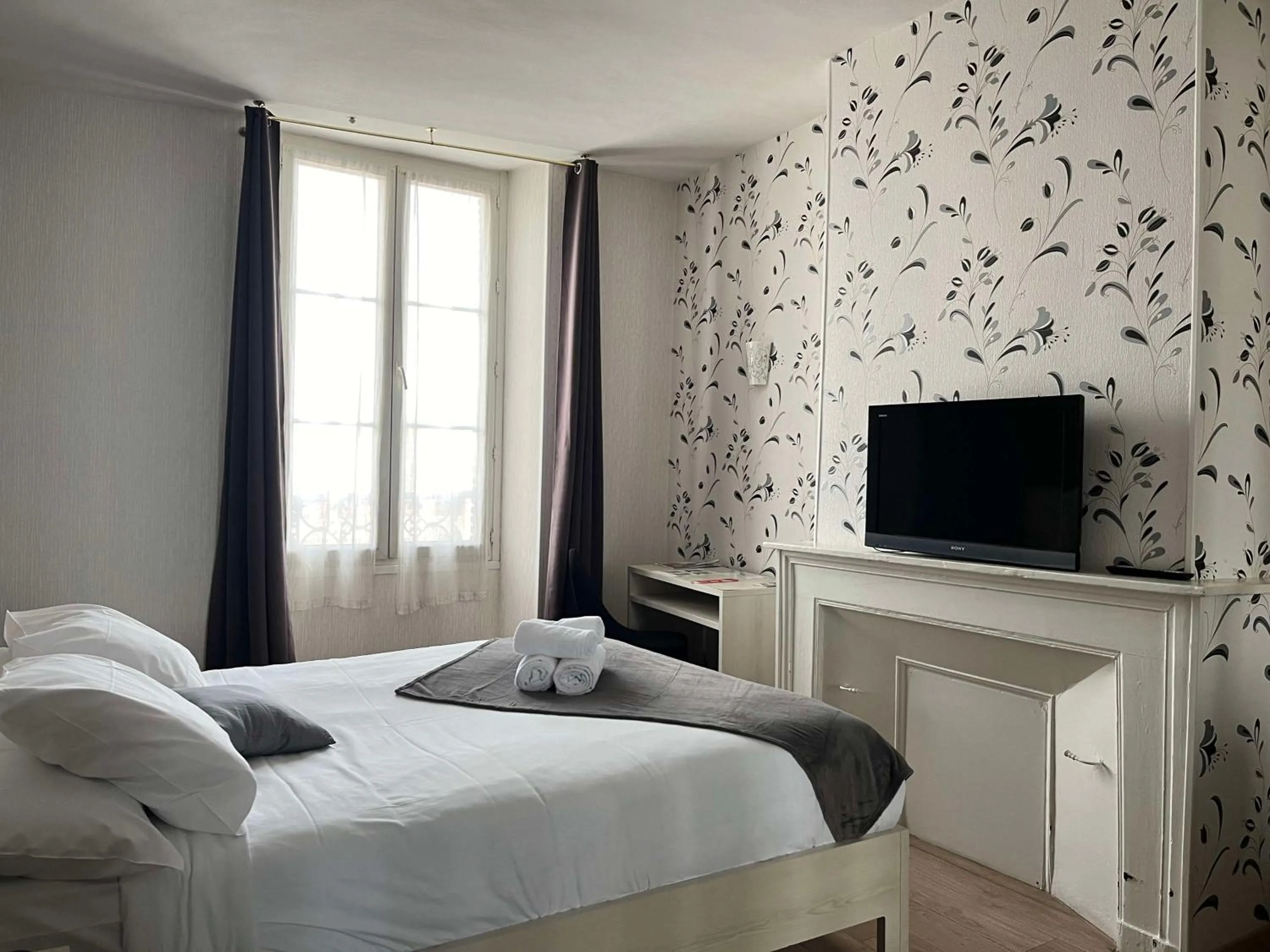 Bedroom, Bed in Brit Hotel Du Dauphin L'Aigle