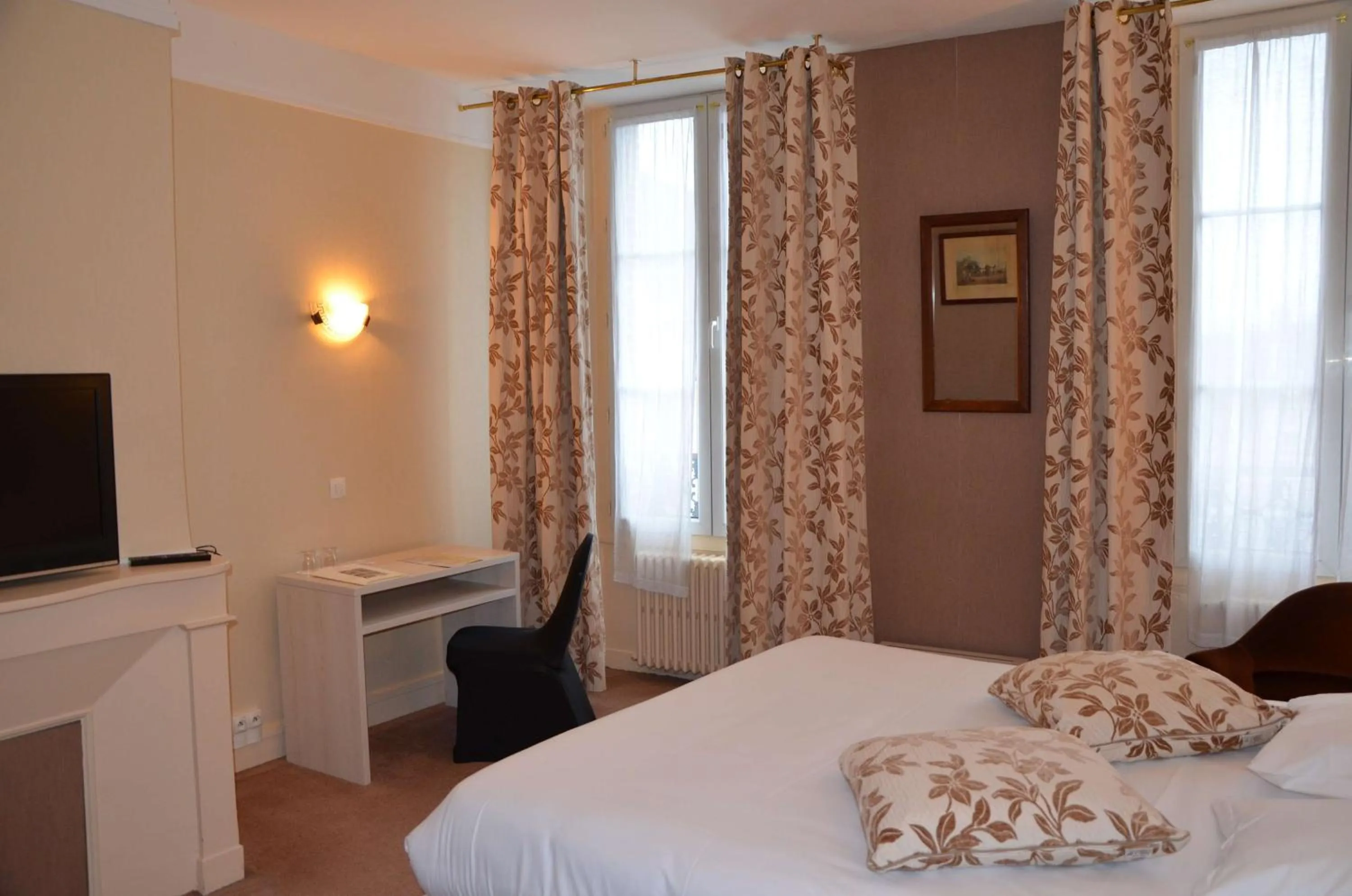 Bedroom, Bed in Brit Hotel Du Dauphin L'Aigle