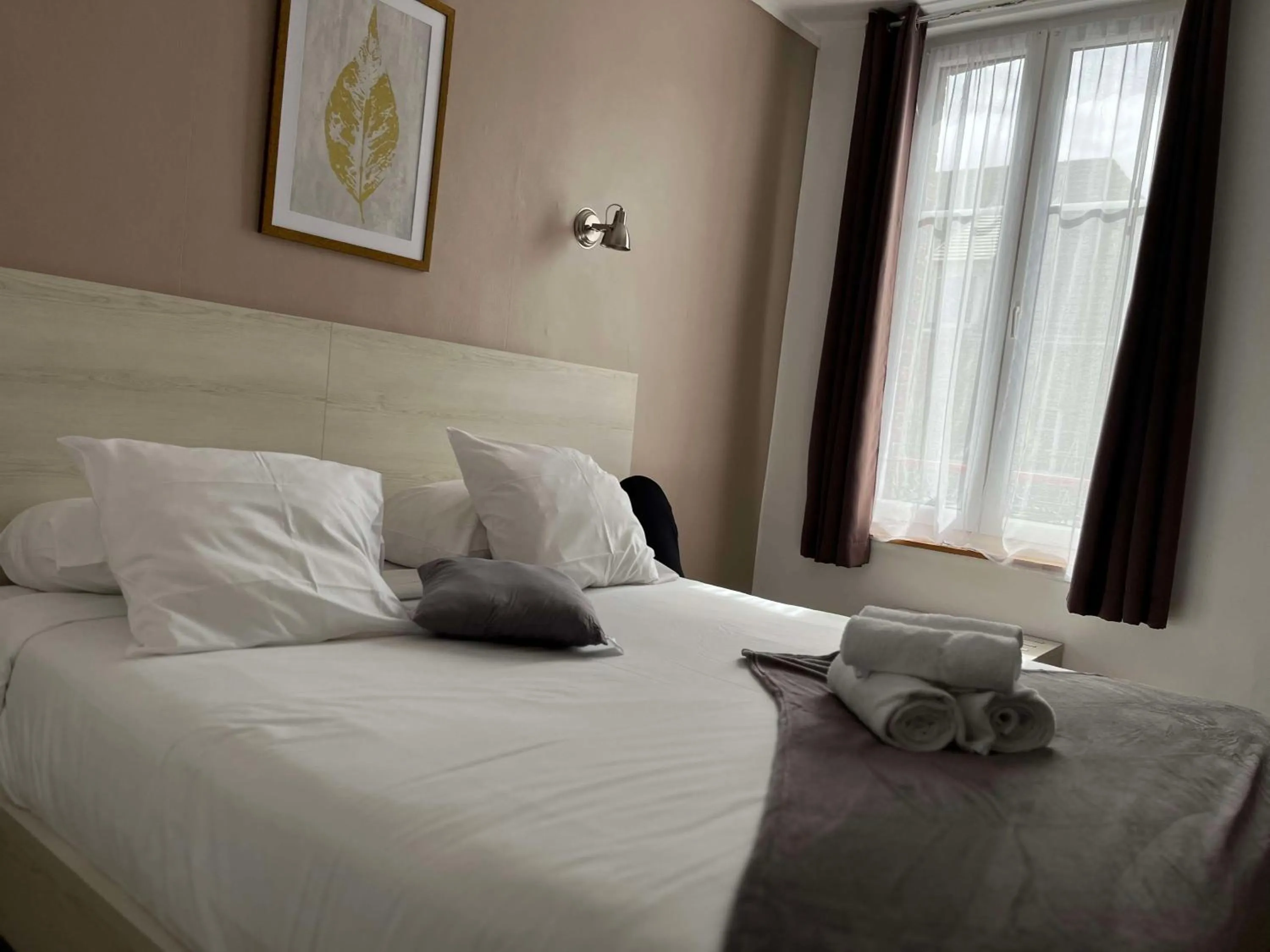 Bedroom, Bed in Brit Hotel Du Dauphin L'Aigle