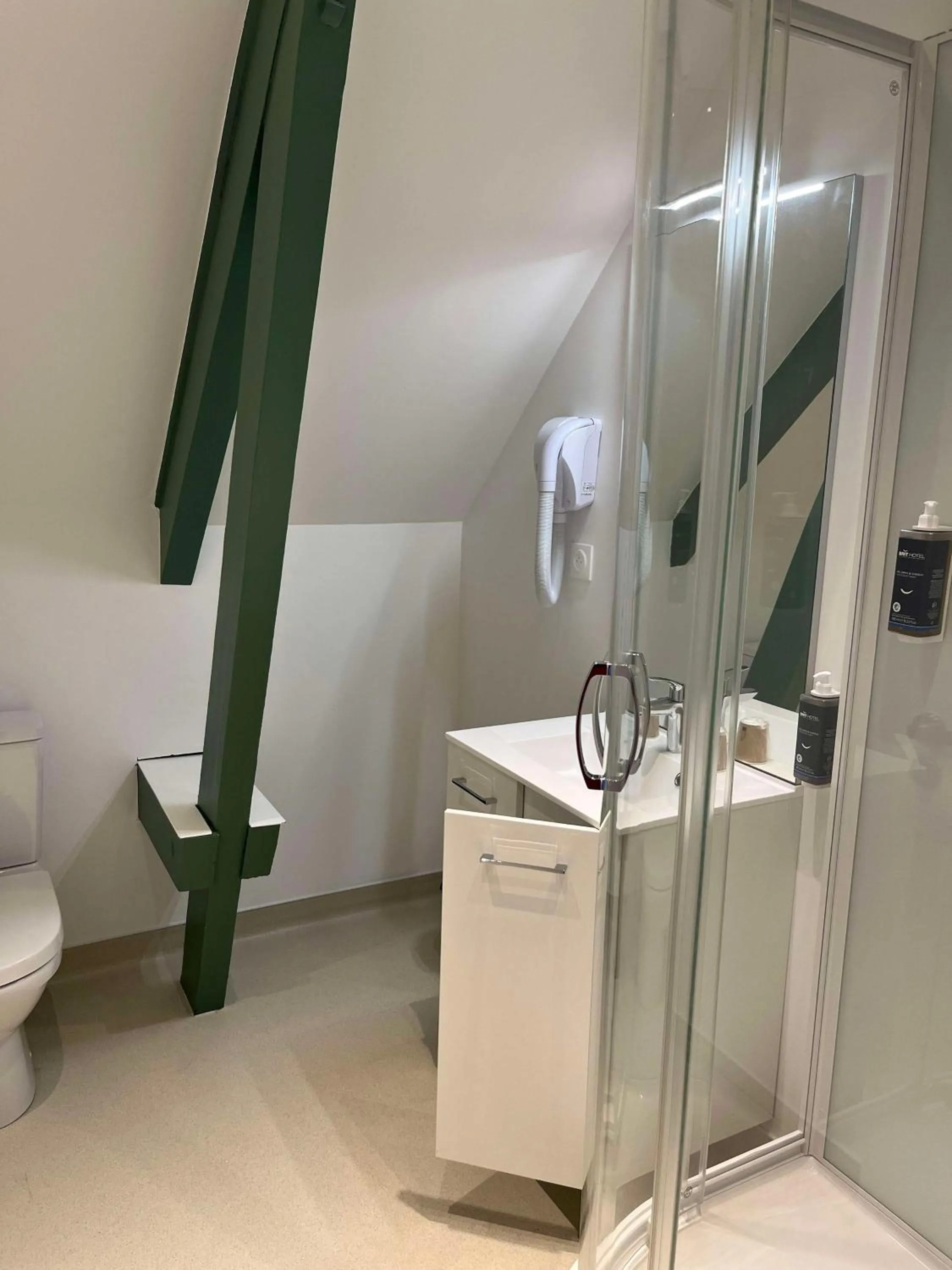 Bedroom in Brit Hotel Du Dauphin L'Aigle