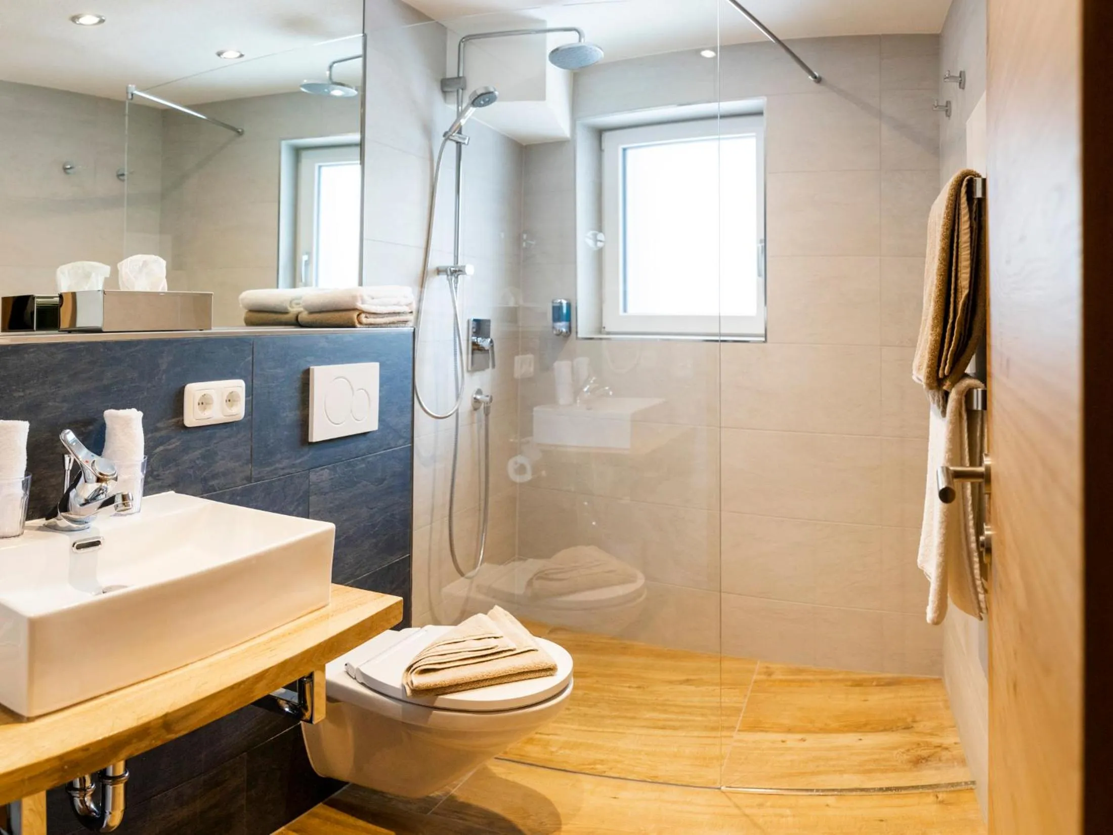 Shower in Hotel Montfort