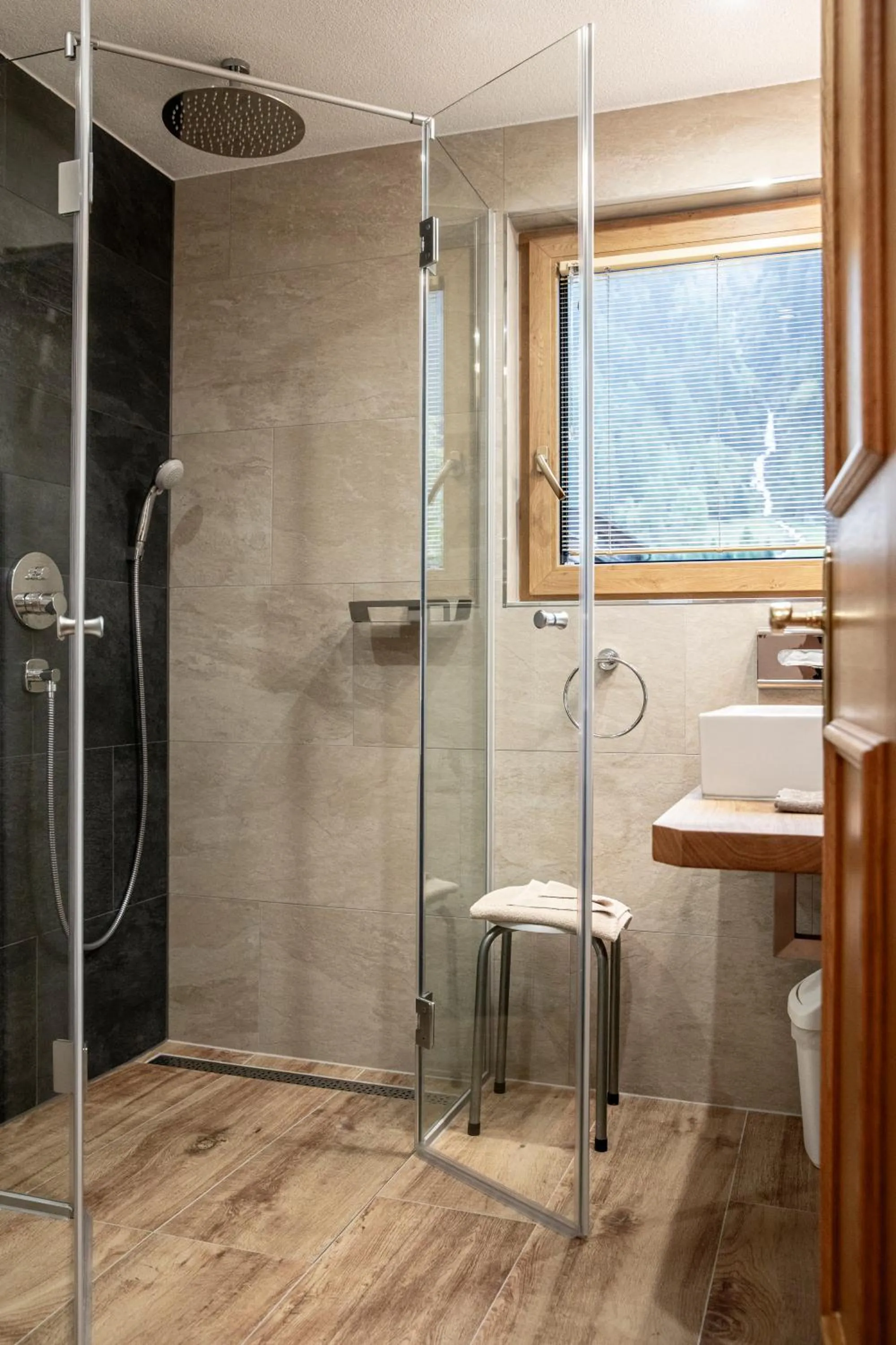 Shower in Hotel Montfort