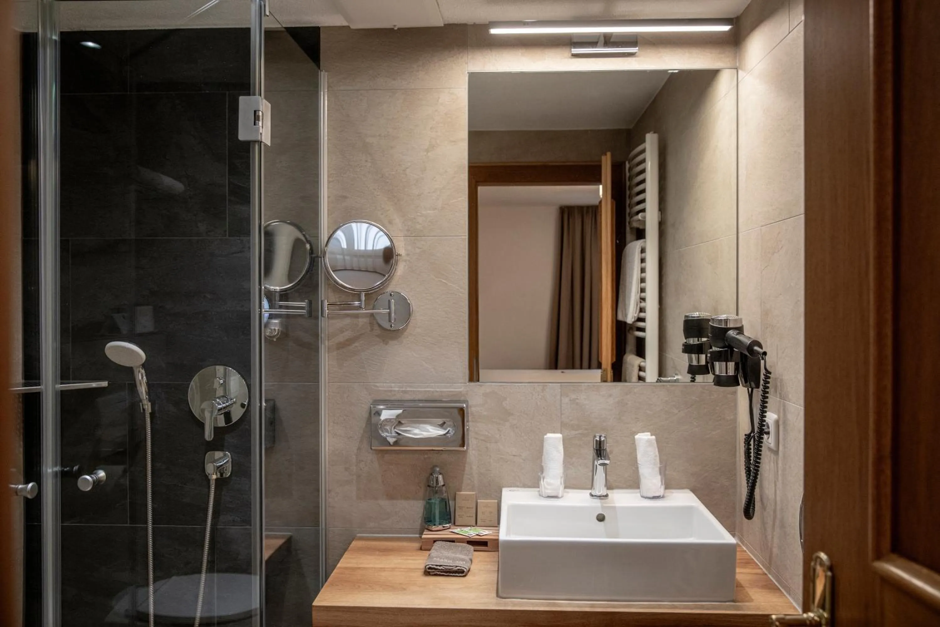 Shower in Hotel Montfort