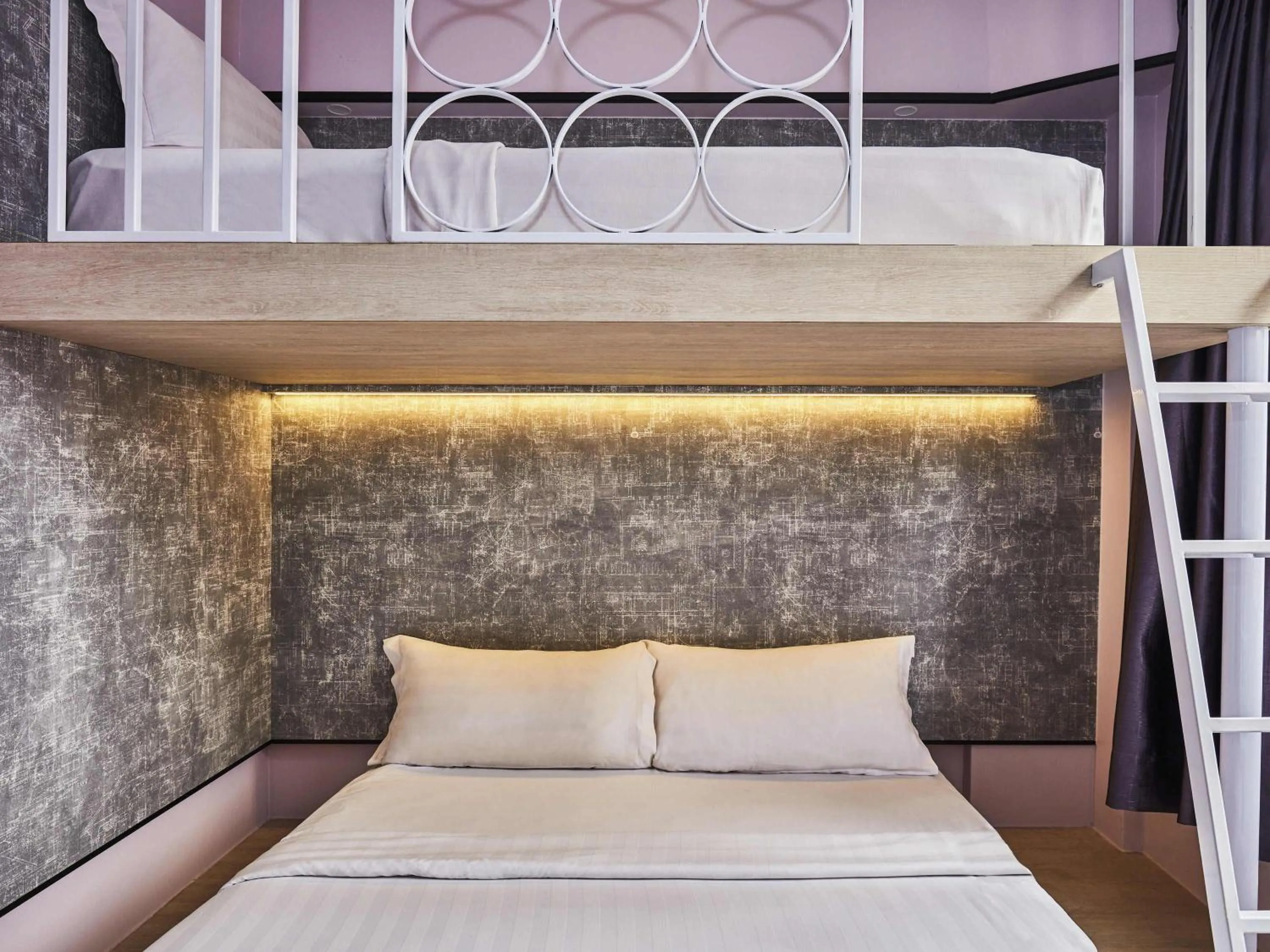 Bedroom, Bed in ibis budget Singapore Pearl